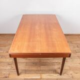 Scandinavian extendable table