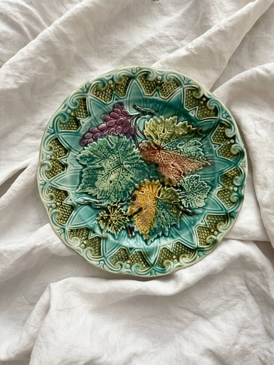 Old slip plate vine leaves grapes Onnaing