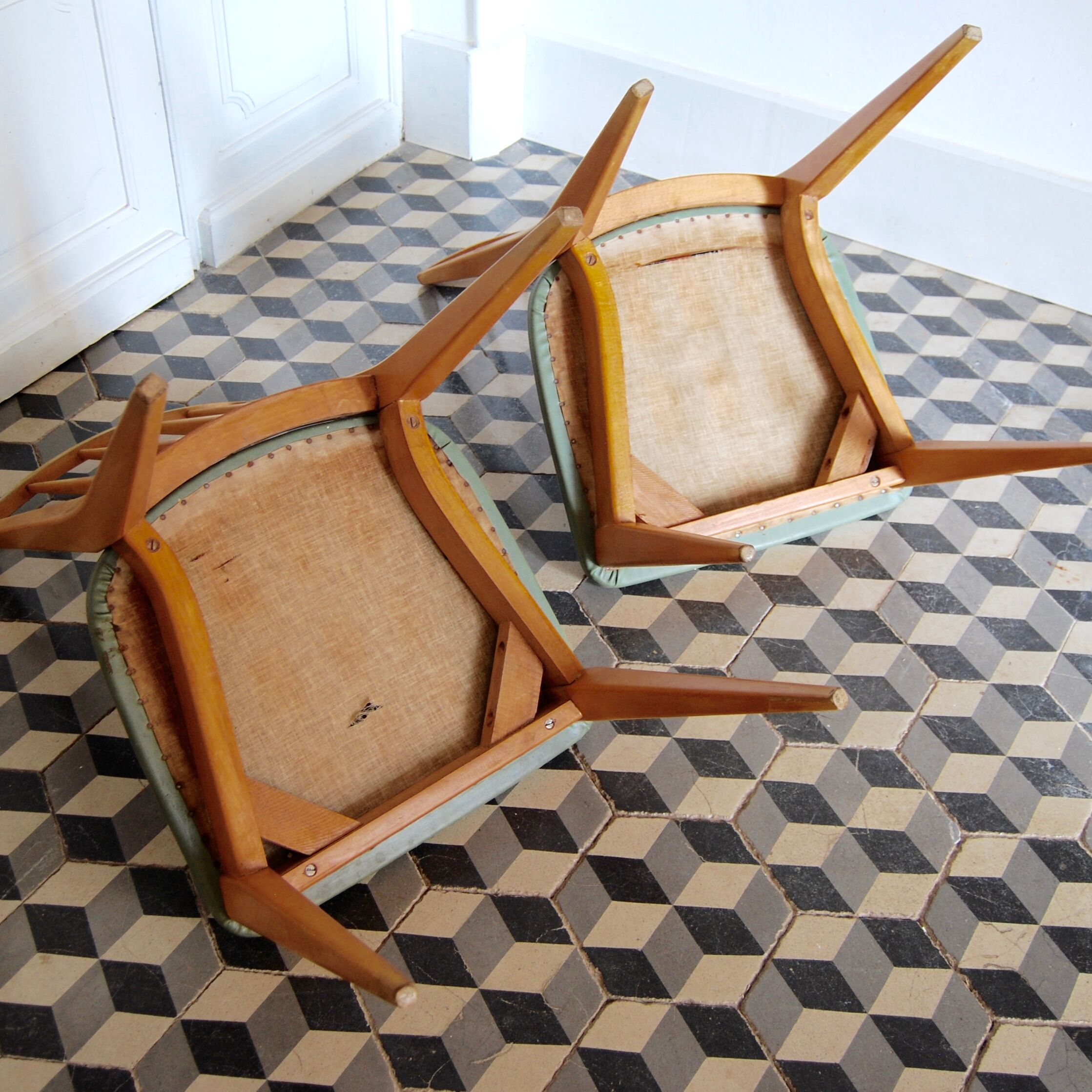 Chaises en bois et skaï vert