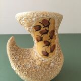 Vase en céramique avec glaçure jaune moutarde volcanique sur une base blanche