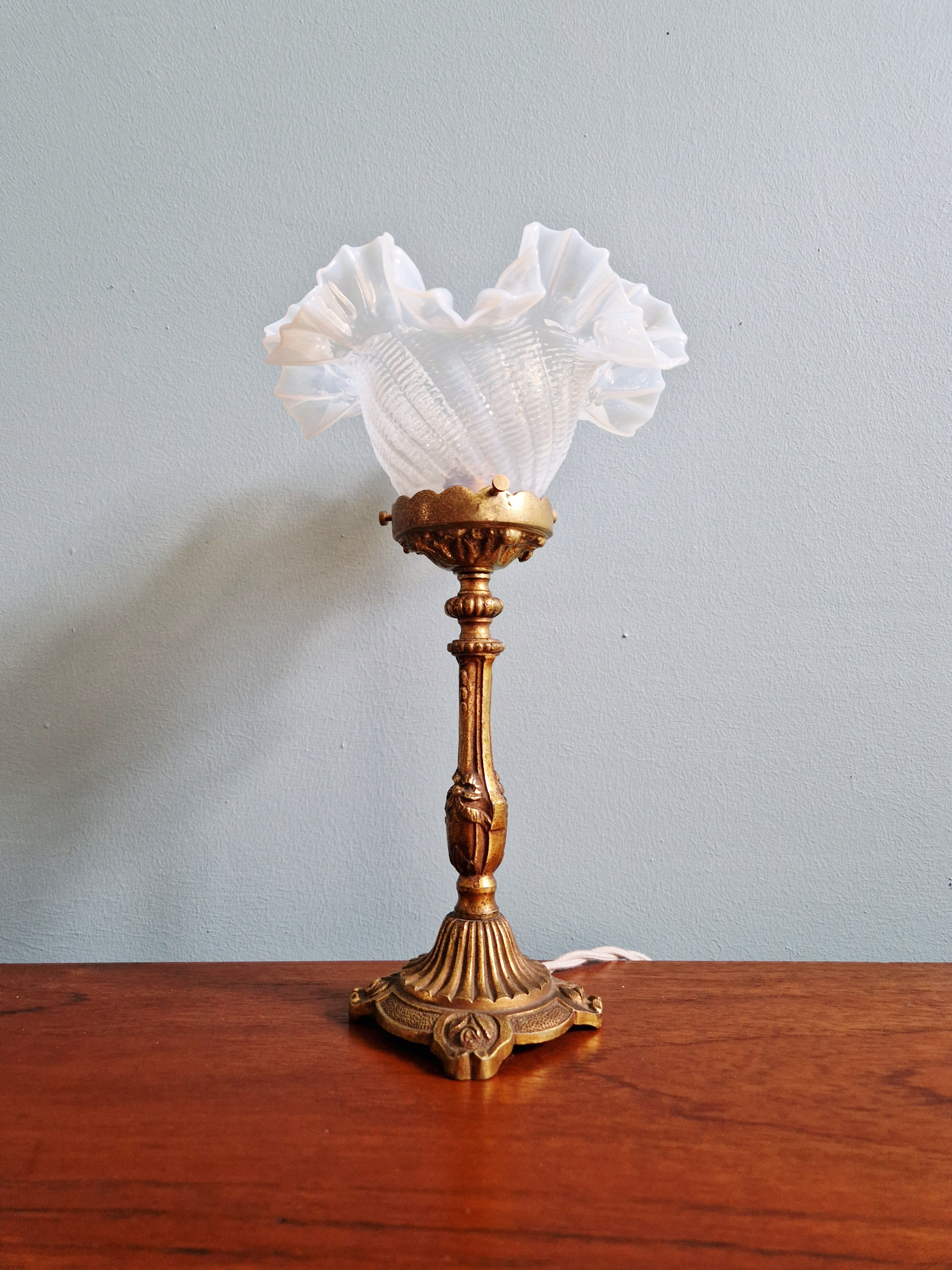 Table lamp in gilded bronze with opalescent glass shade, early 20th century.