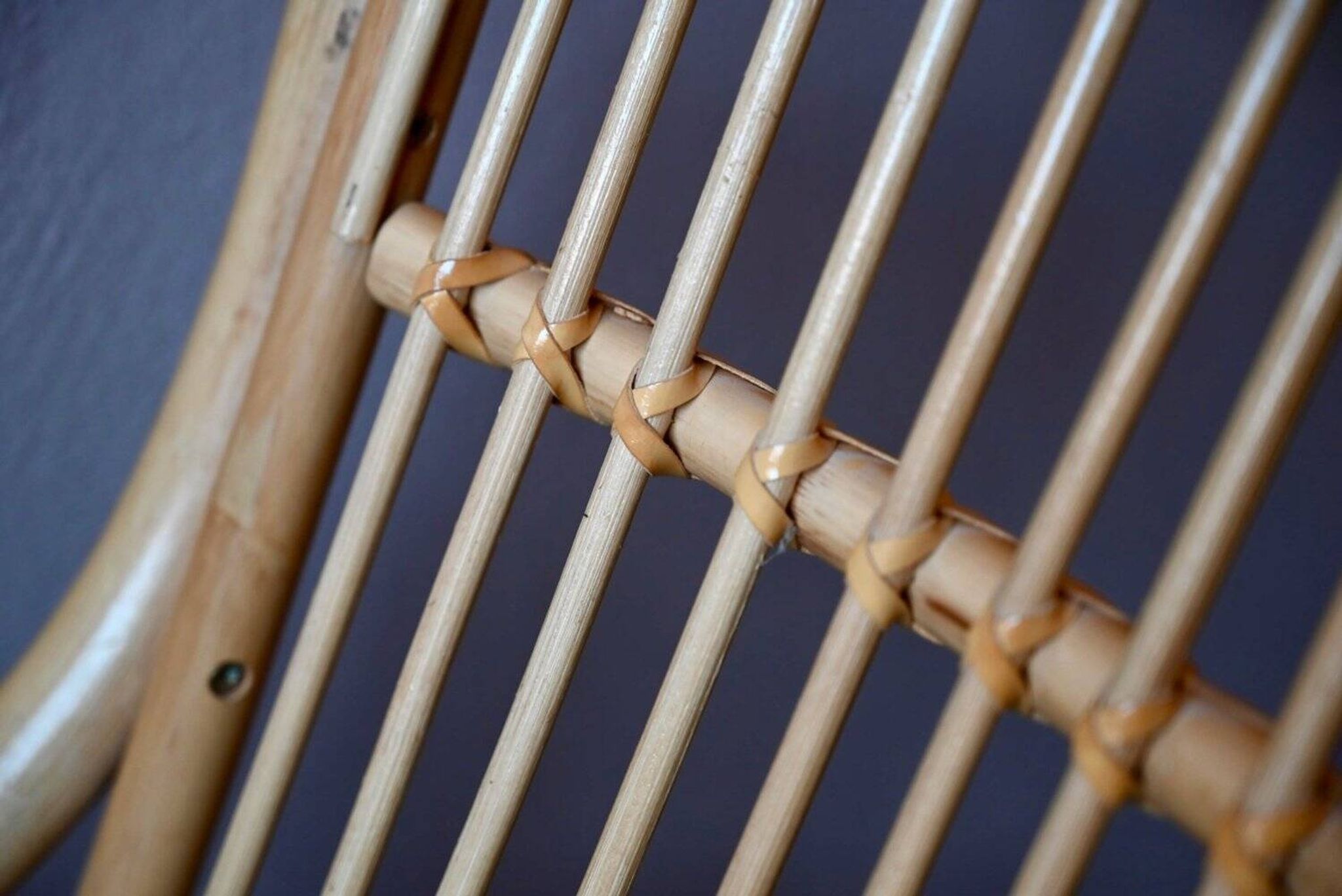 Rocking-chair vintage en rotin années 60-70, dossier haut ajouré