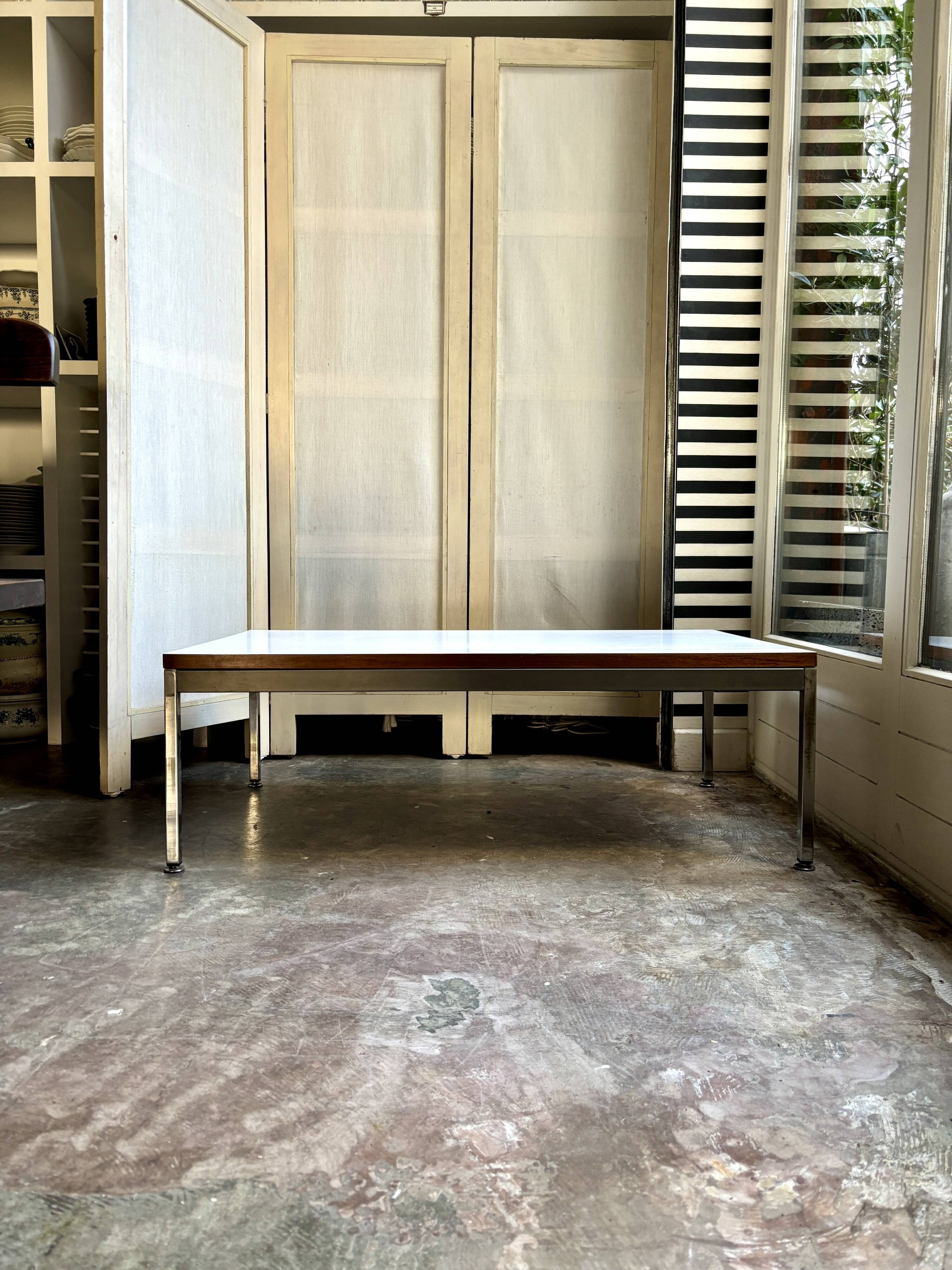 Table basse en mélaminé blanc et acier chromé