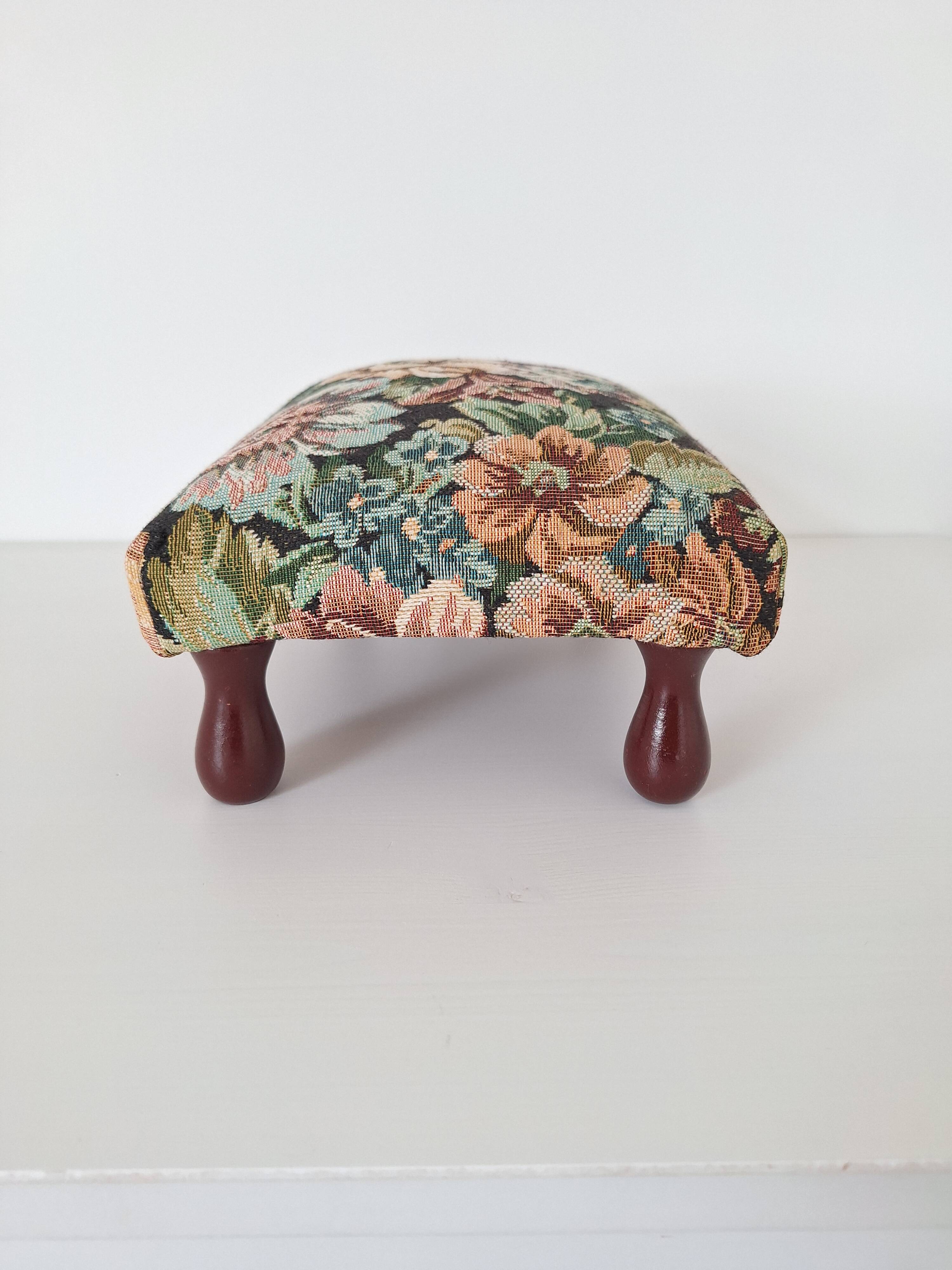 Repose-pieds en tapisserie florale