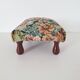 Repose-pieds en tapisserie florale
