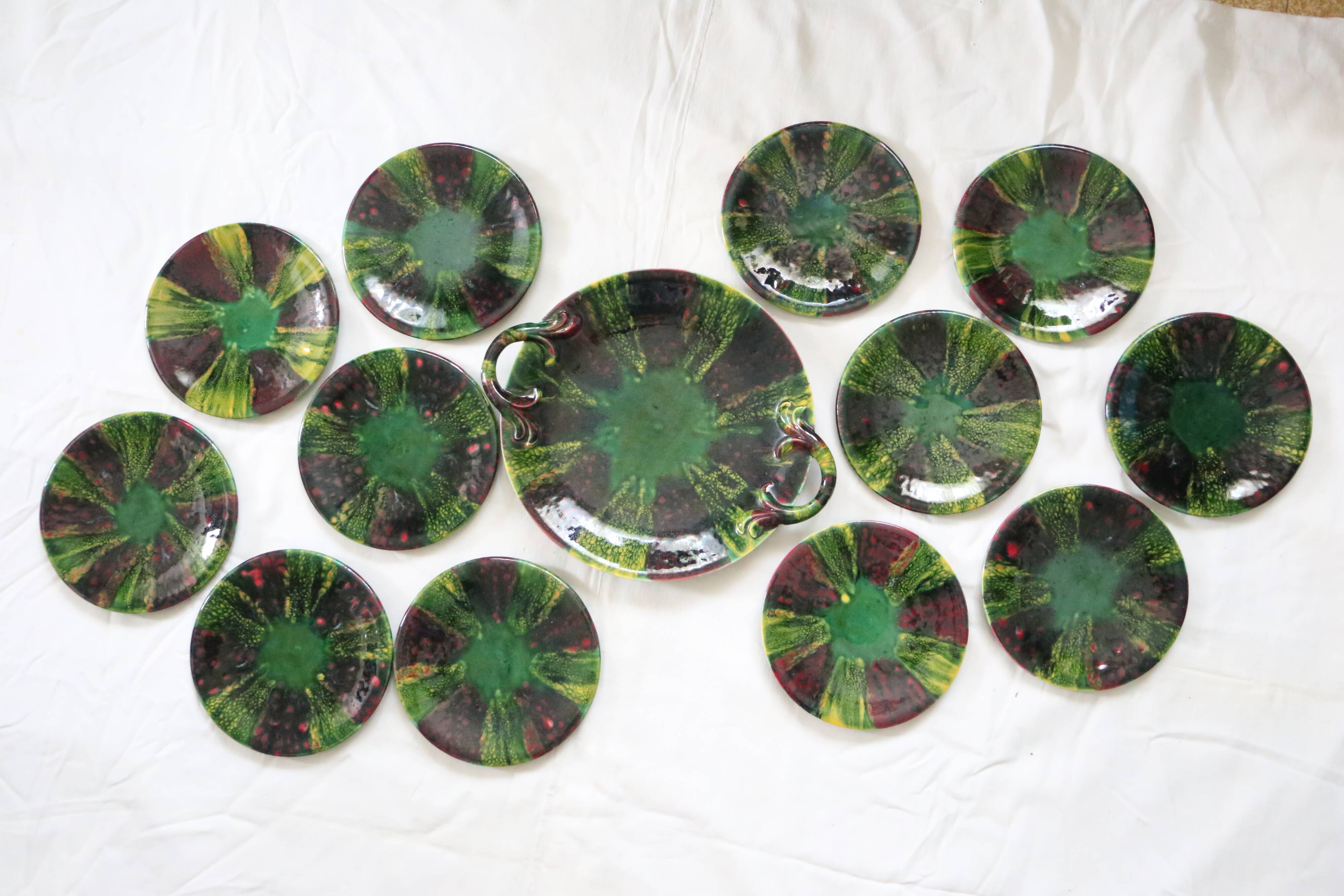 Service à dessert composé de 12 assiettes et plat à oreilles, vintage