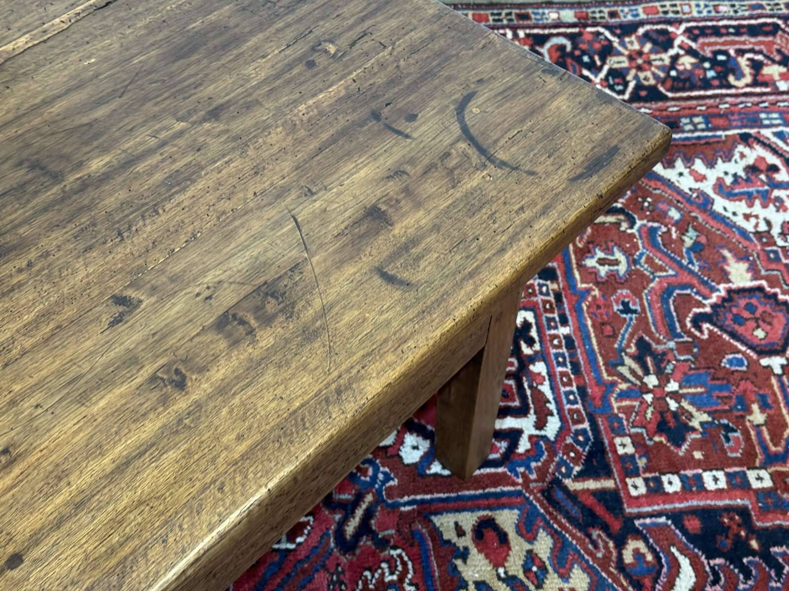 Table basse en noyer fin XIXème - ancienne table de ferme