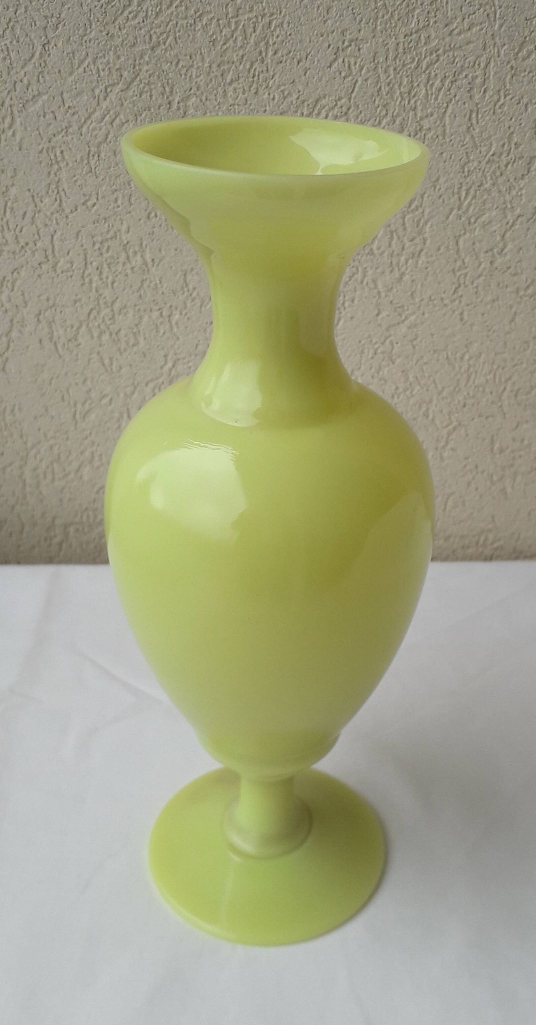 Vase en opaline jaune