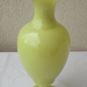 Vase en opaline jaune