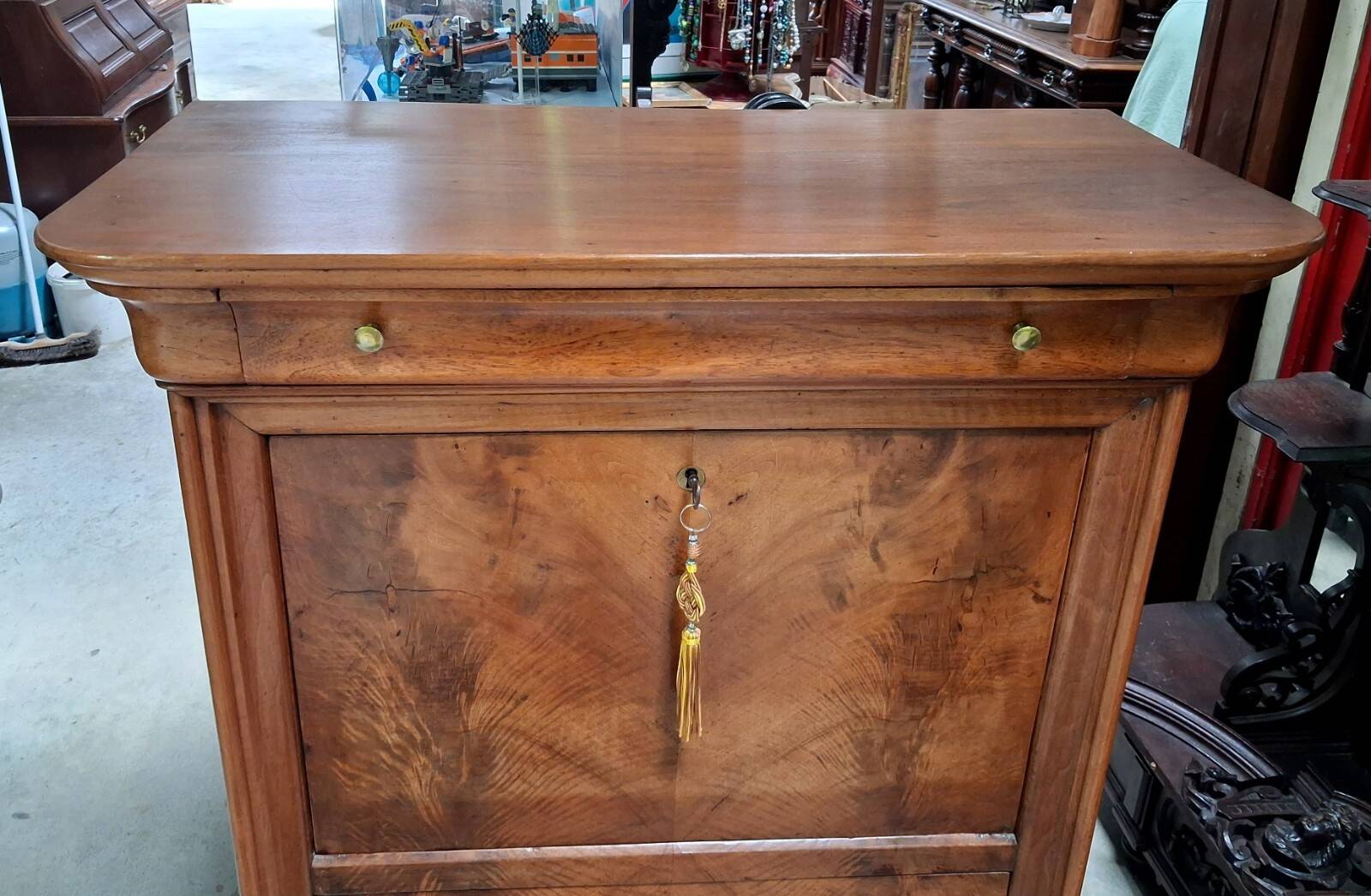 Important secretary in walnut from the Louis Philippe period, 19th century.