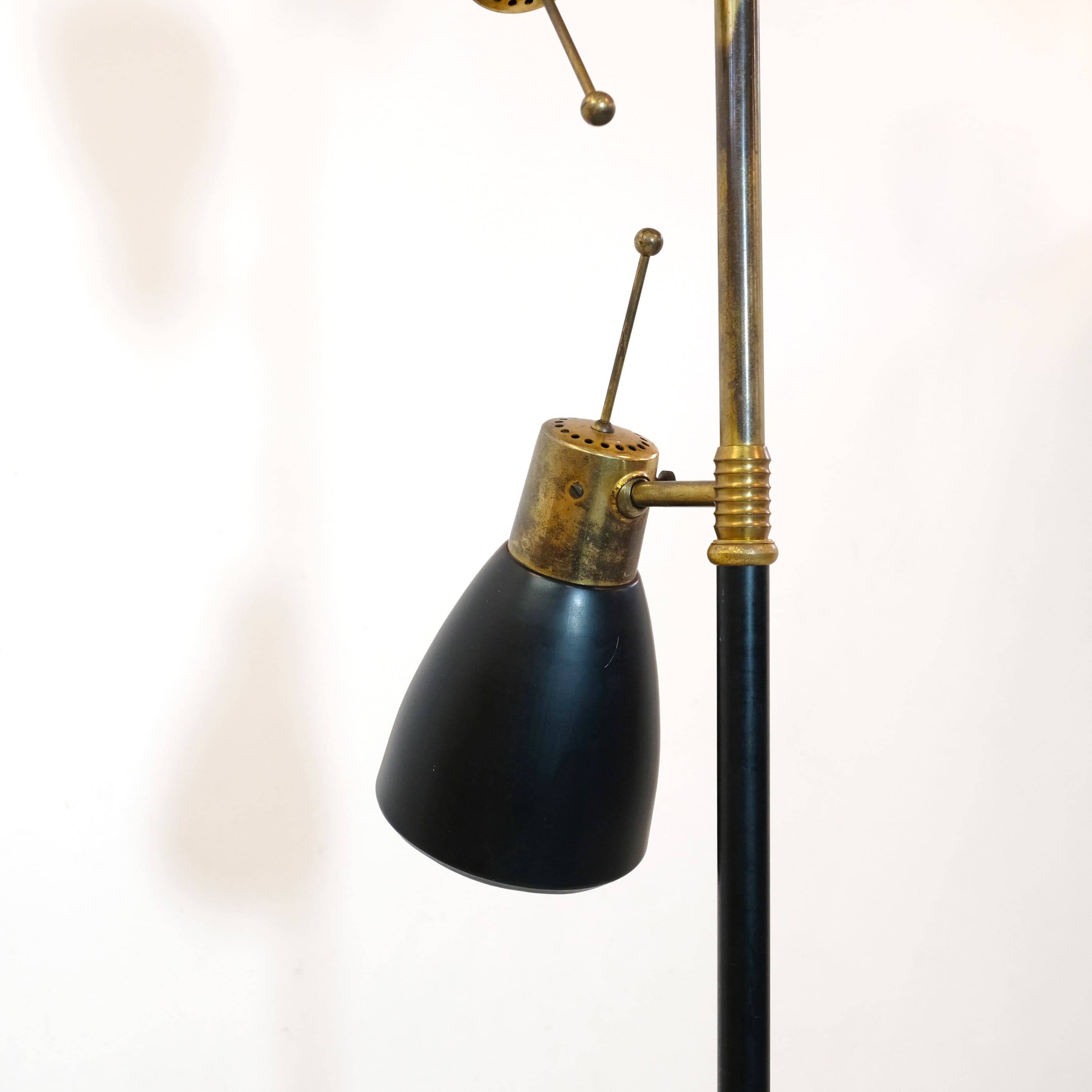 Large 3-light floor lamp in metal, brass and solid wood, 197cm.
