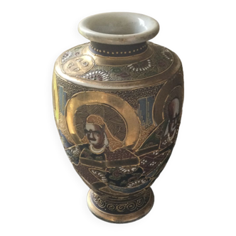 Vase with immortal decorations