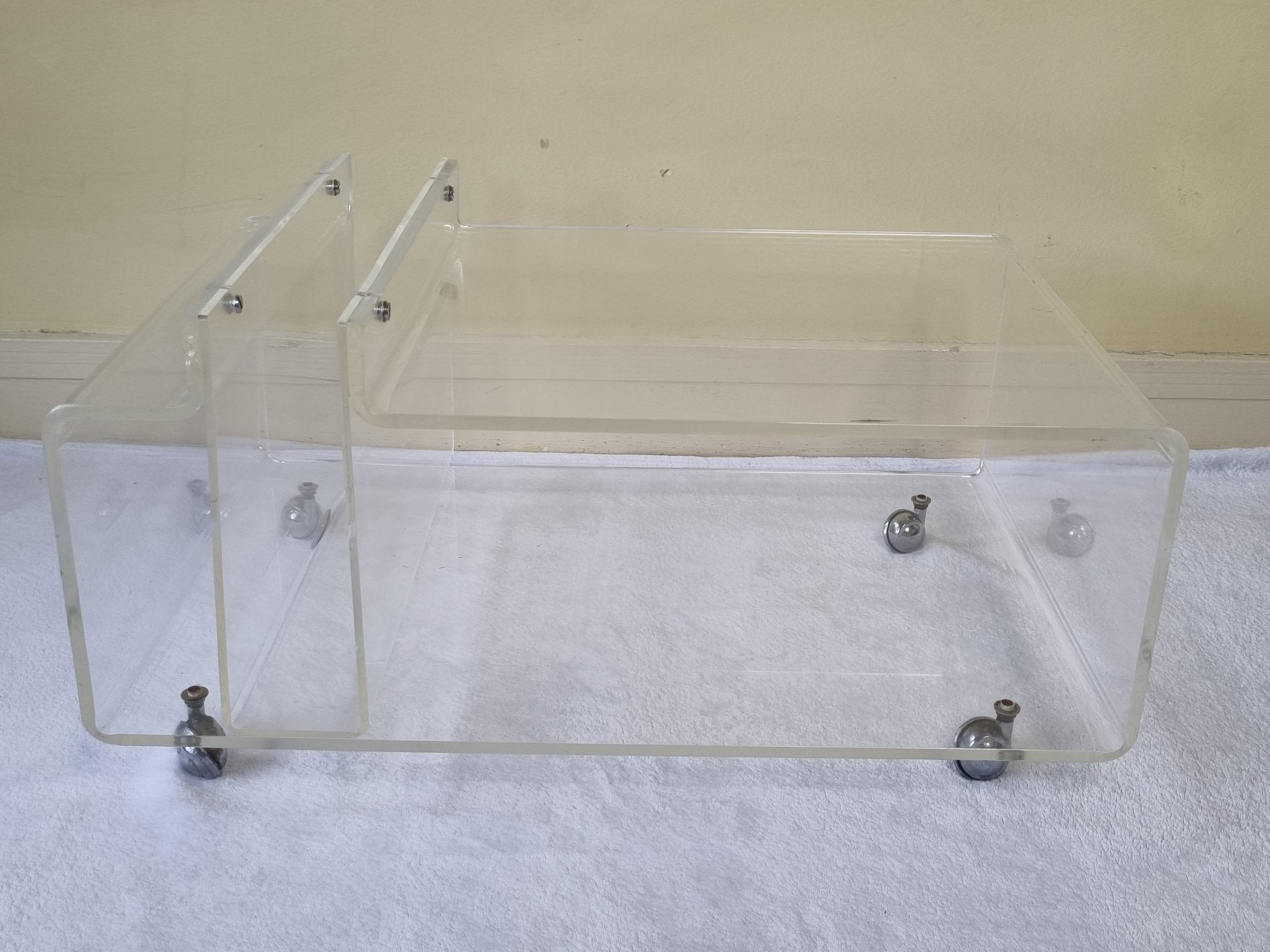 Table basse et porte revue en plexiglas vintage, années 70