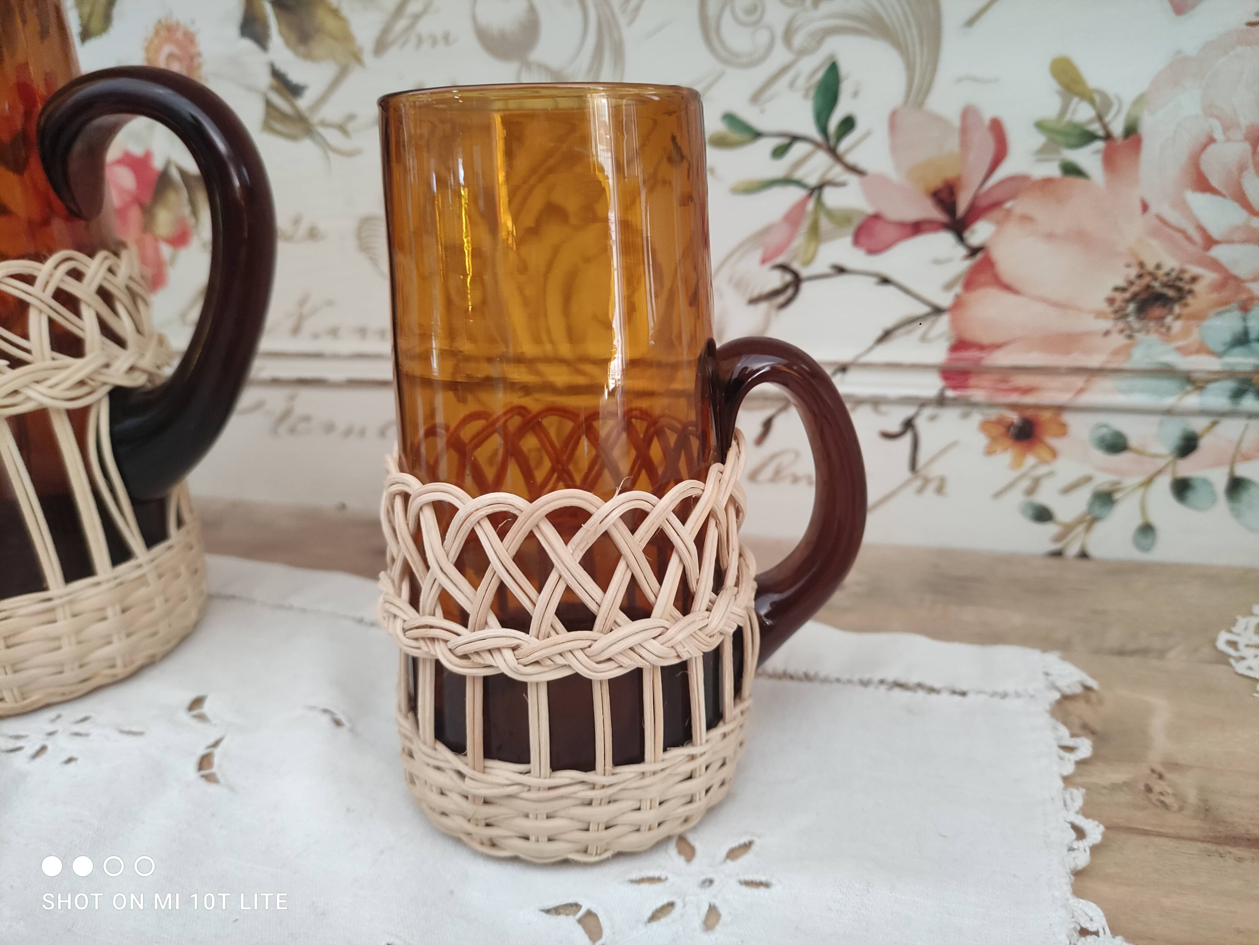 Service à citronnade 7 pièces vintage en verre ambré avec anse et contour en osier tressé