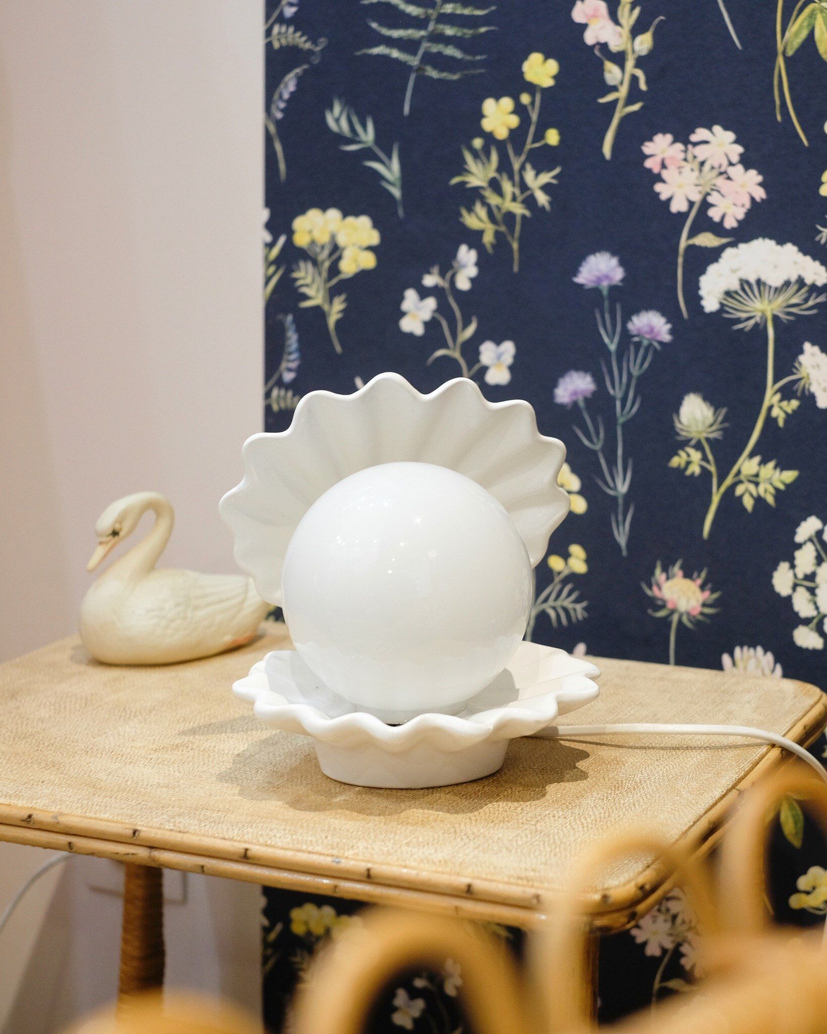 Old shell lamp in ceramic and opaline