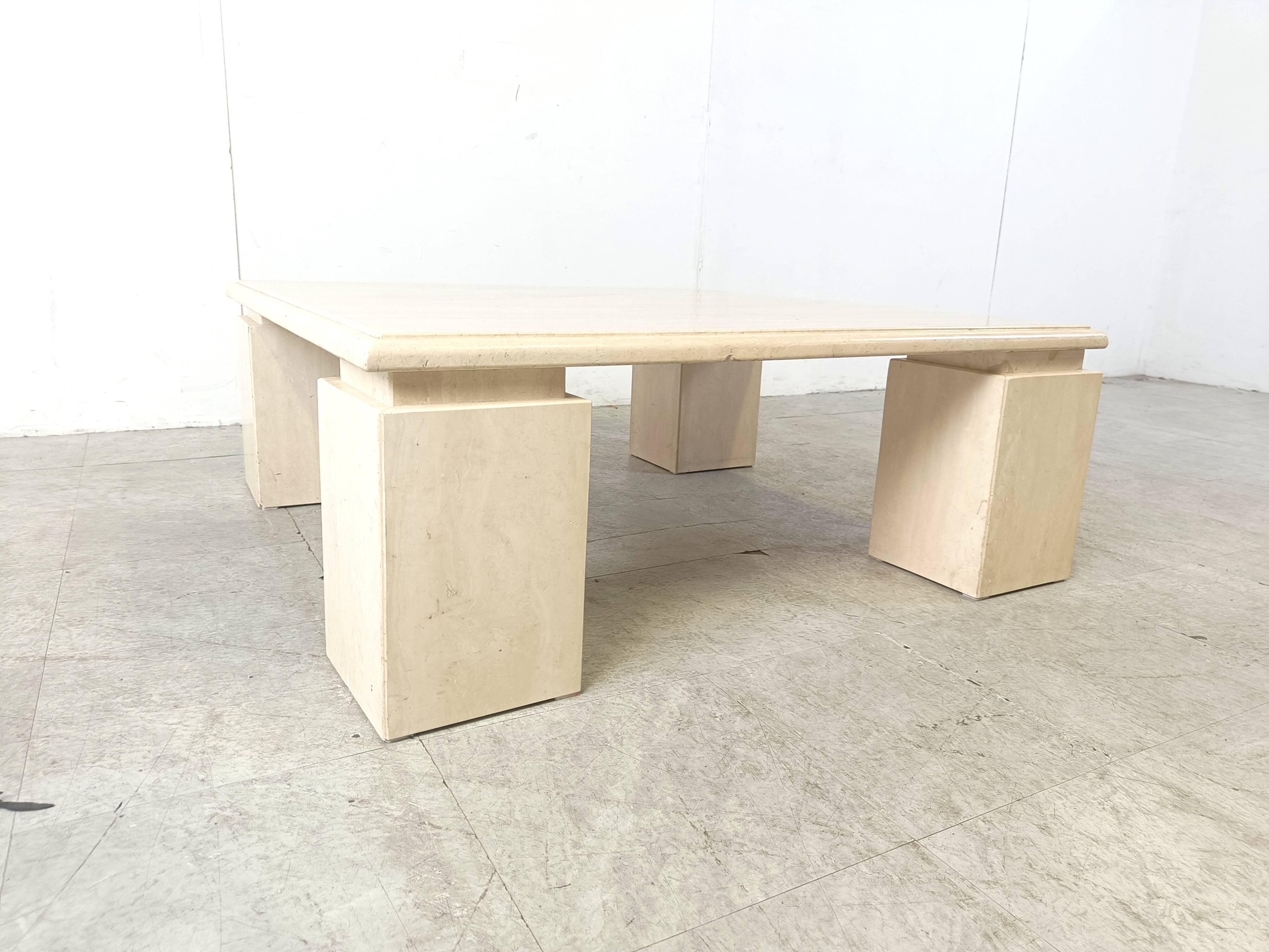 Table basse en travertin années 1970, Italie