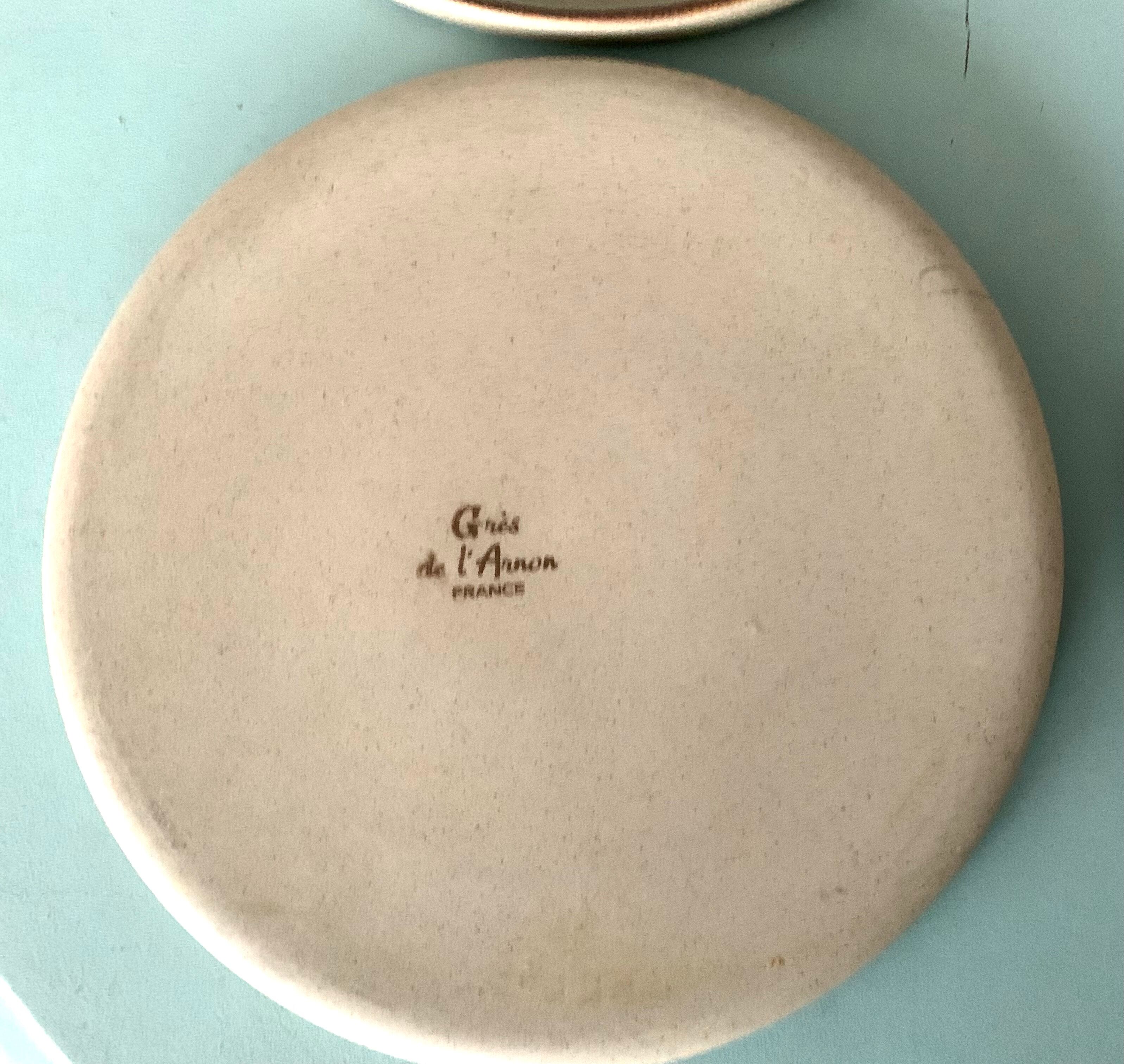 4 stoneware plates
