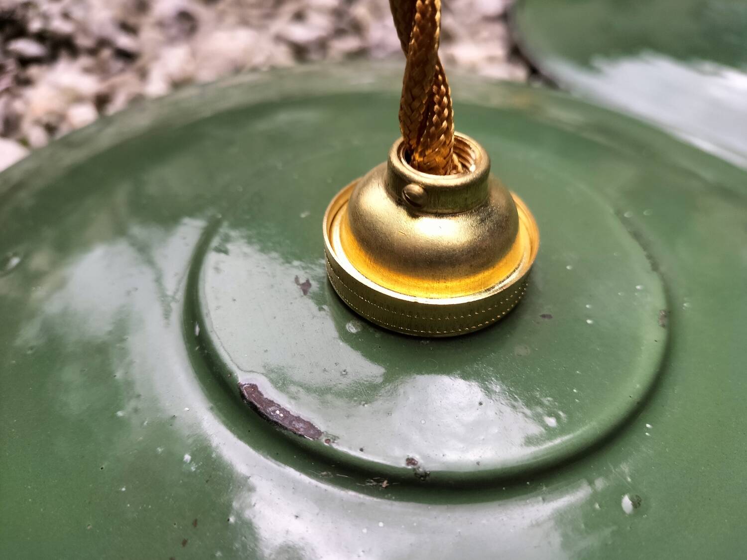 3 enamelled sheet metal suspensions