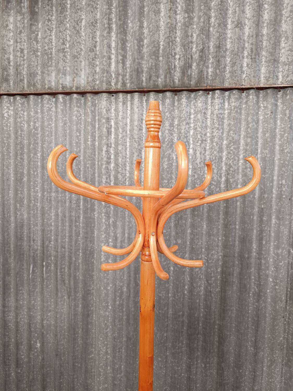 Parrot rattan coat rack