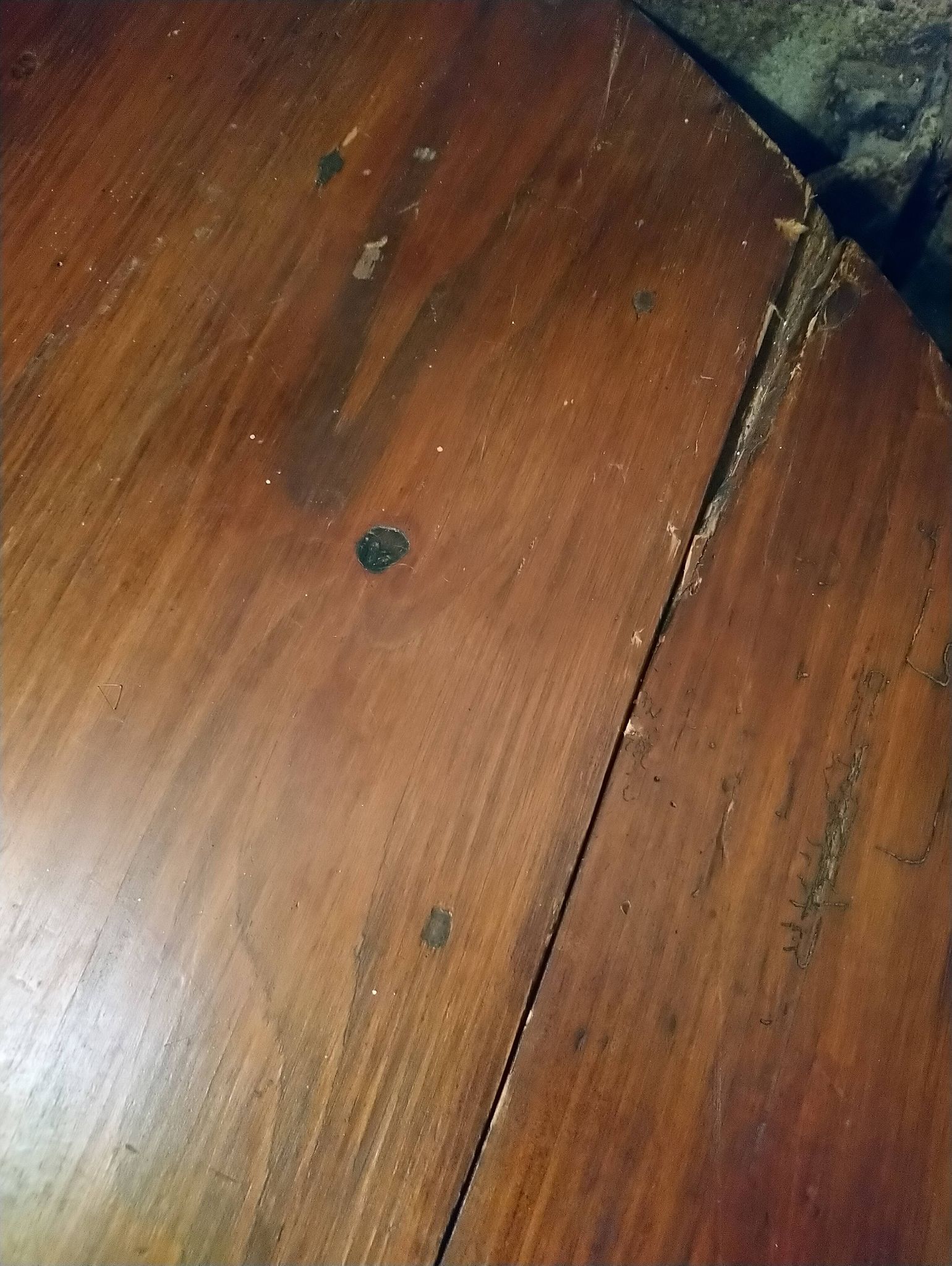 Round drop-leaf table in beech and pine