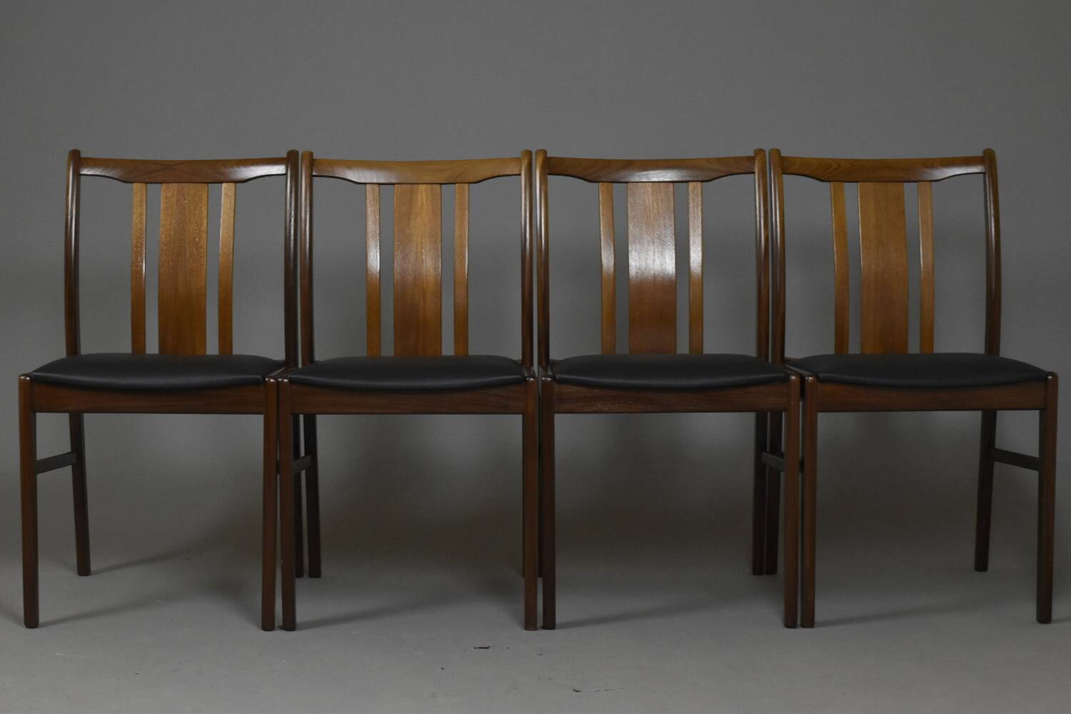 Ensemble de 4 chaises danoises en massif d'afomosia, années 60