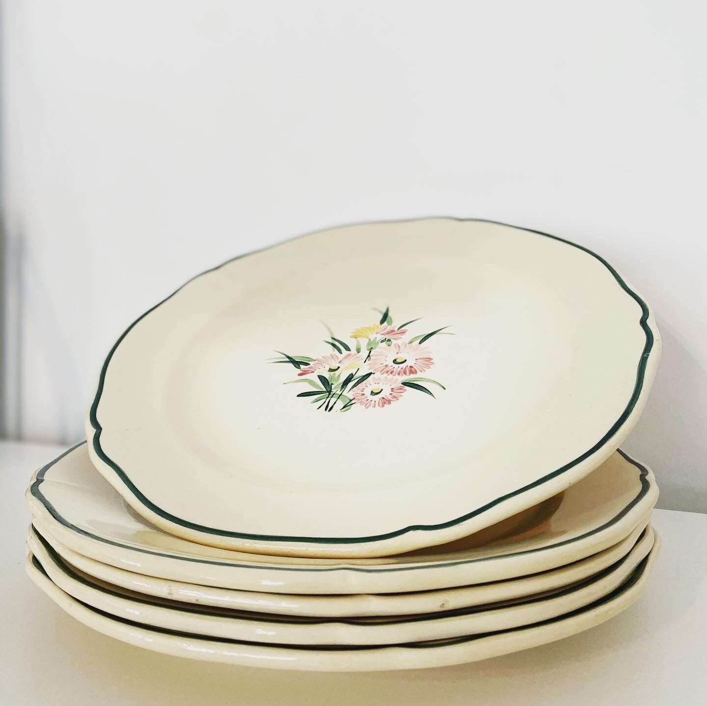 Butterfy plates in gien