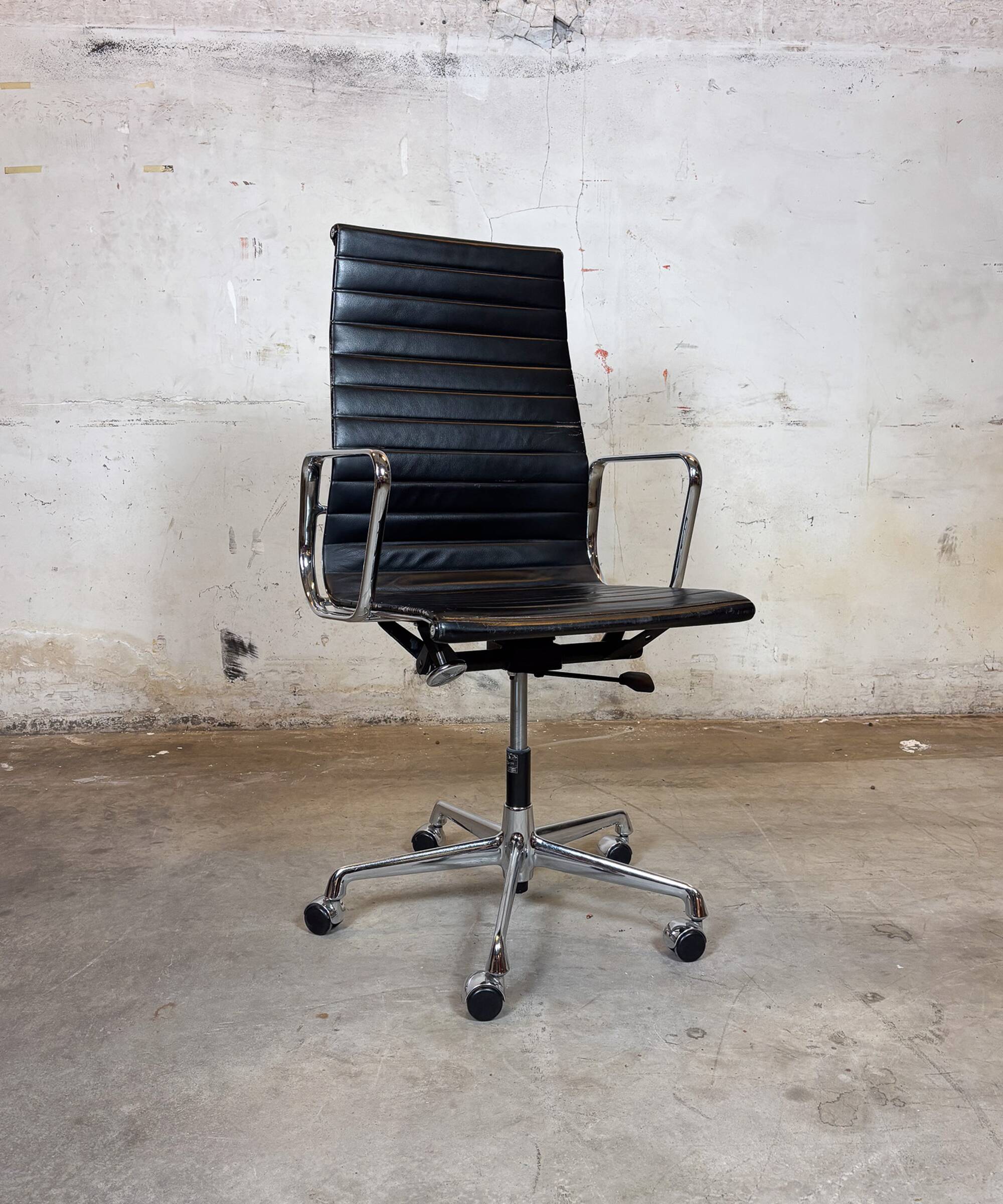 Vitra EA 119 Charles & Ray Eames, cuir et aluminium – noir – chaise de bure