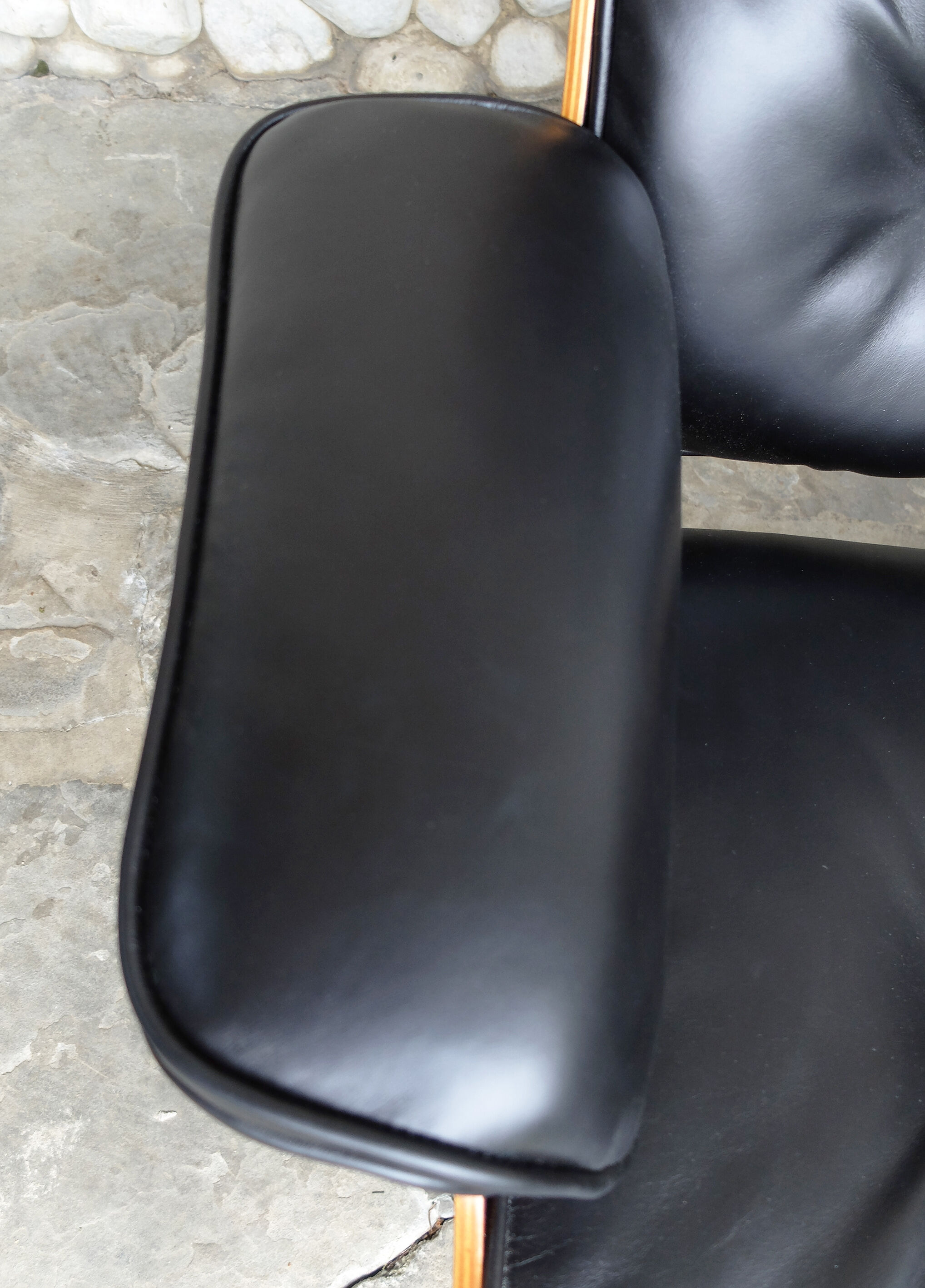 Lounge Chair & ottoman by Charles & Ray Eames edition Herman Miller