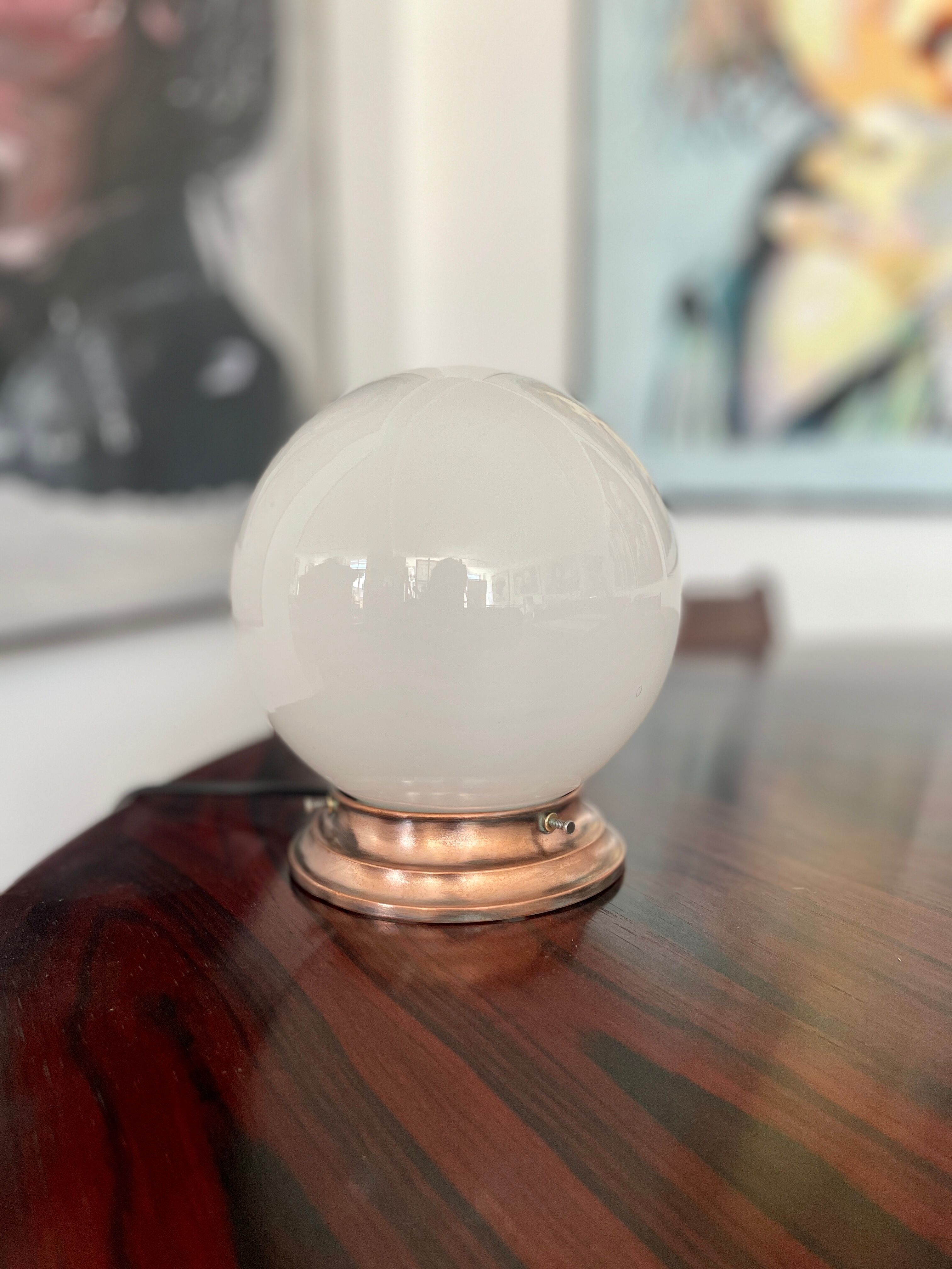 Opaline ball lamp to pose