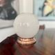 Lampe boule en opaline à poser