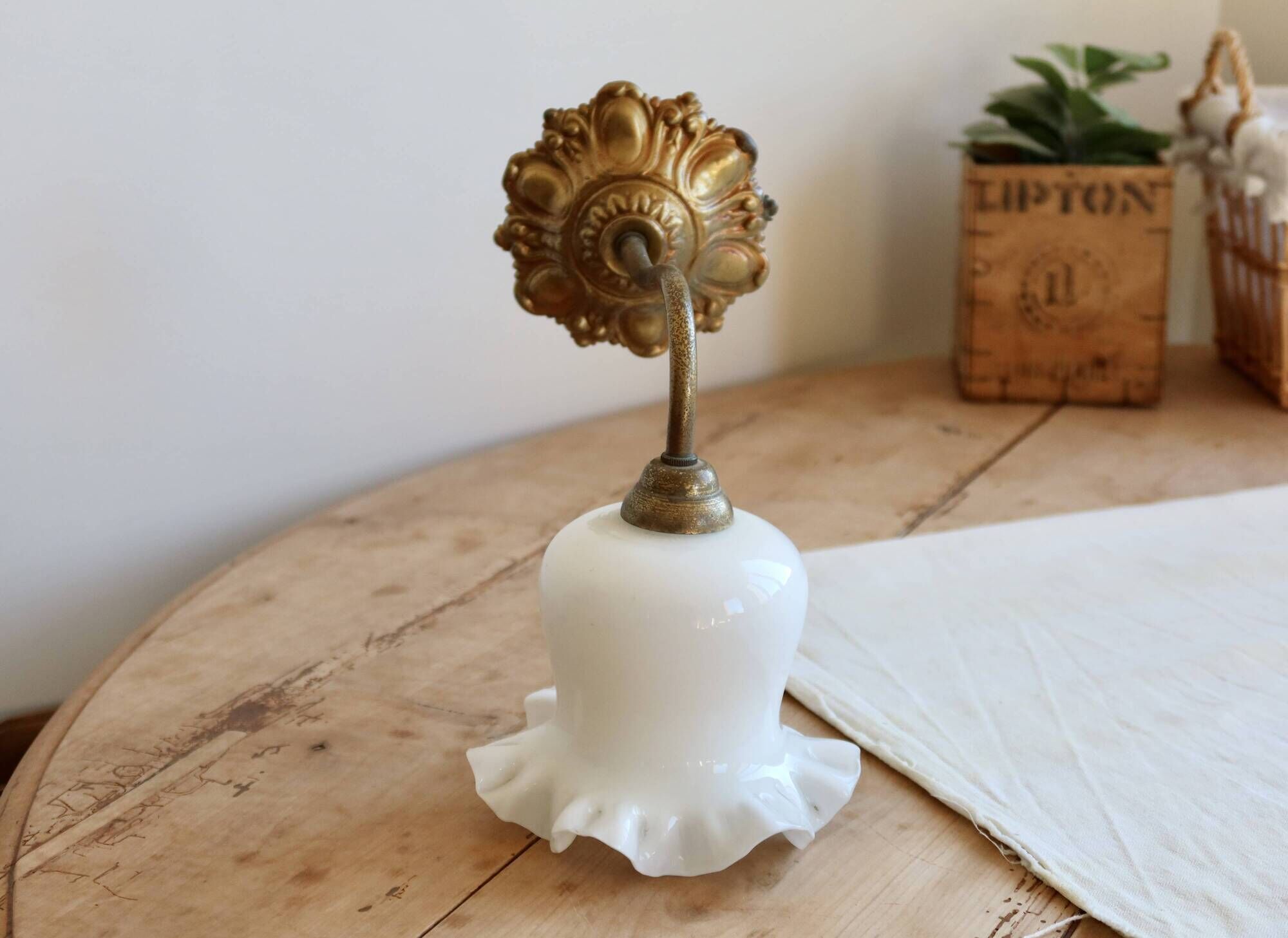 Applique murale vintage tulipe opaline blanche et laiton ciselé