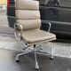 Fauteuil Charles et Ray Eames ea 219 édition Vitra cuir taupe