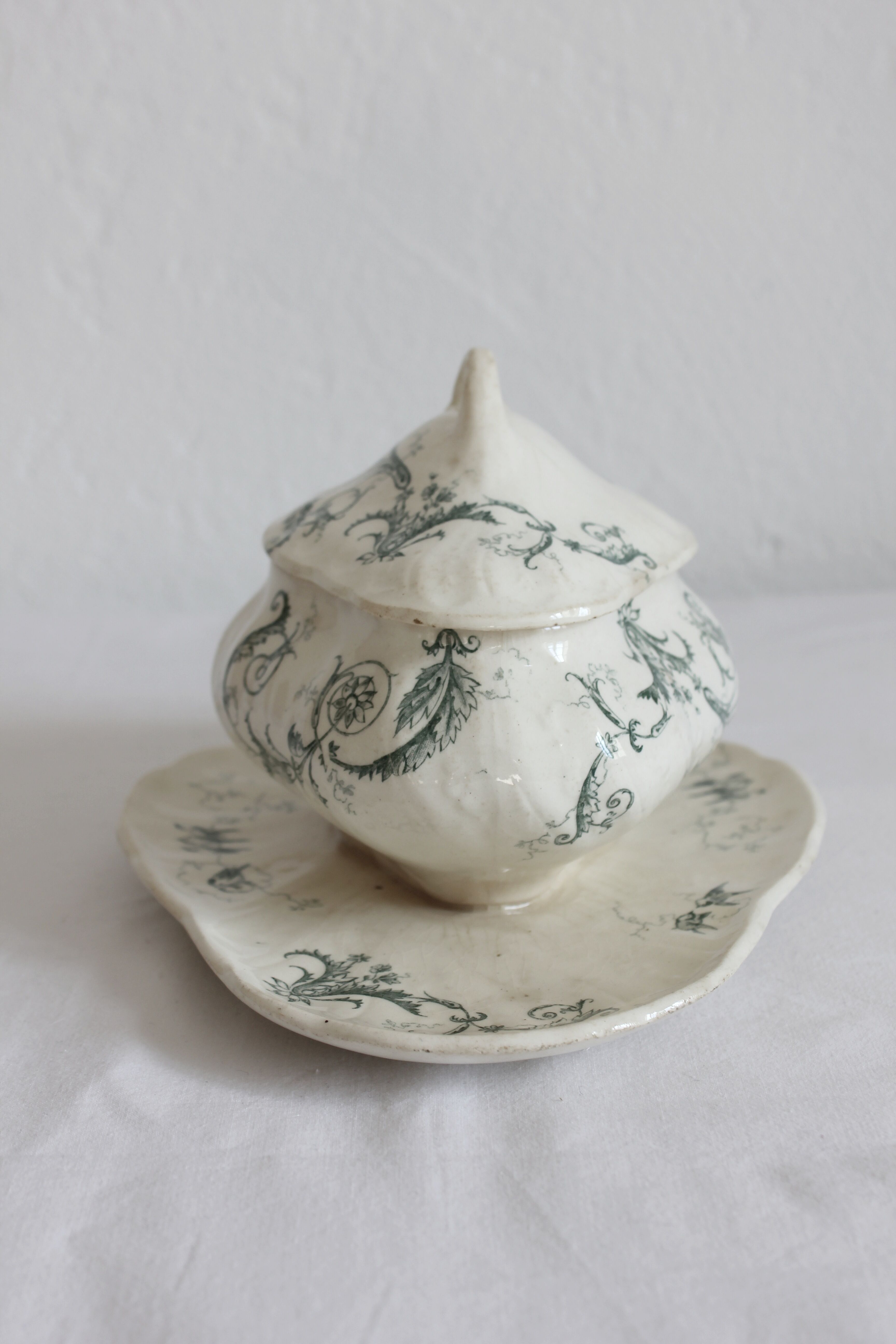 Saucière en terre de fer "Rinceaux" Opaque de Gien