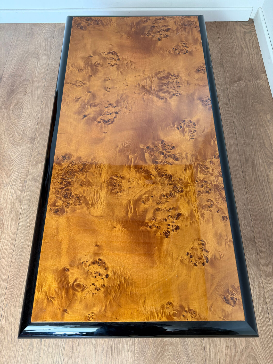 Vintage coffee table – wood burl and black lacquer, in the style of Ma.