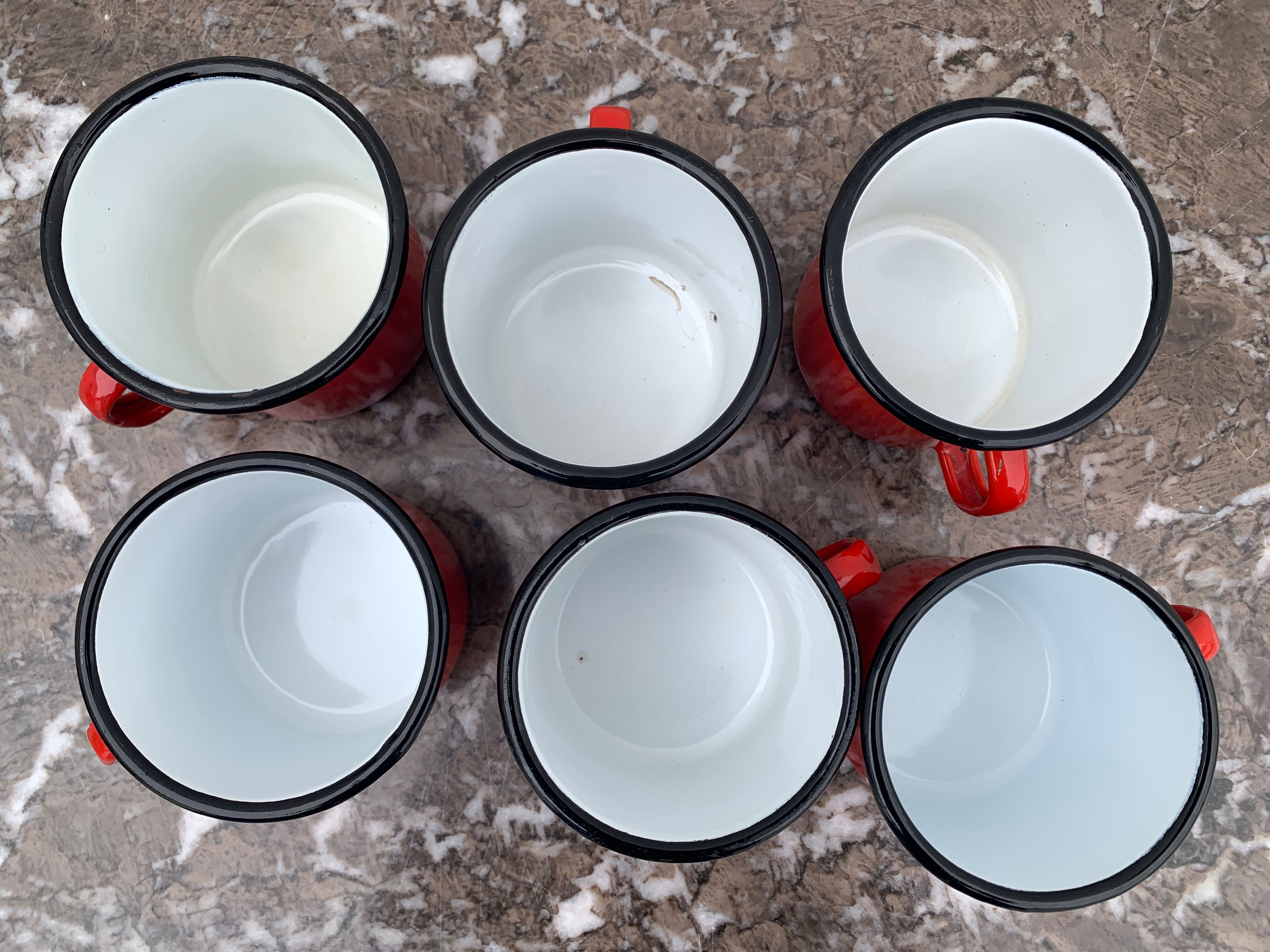 6 tasses en tôle émaillée