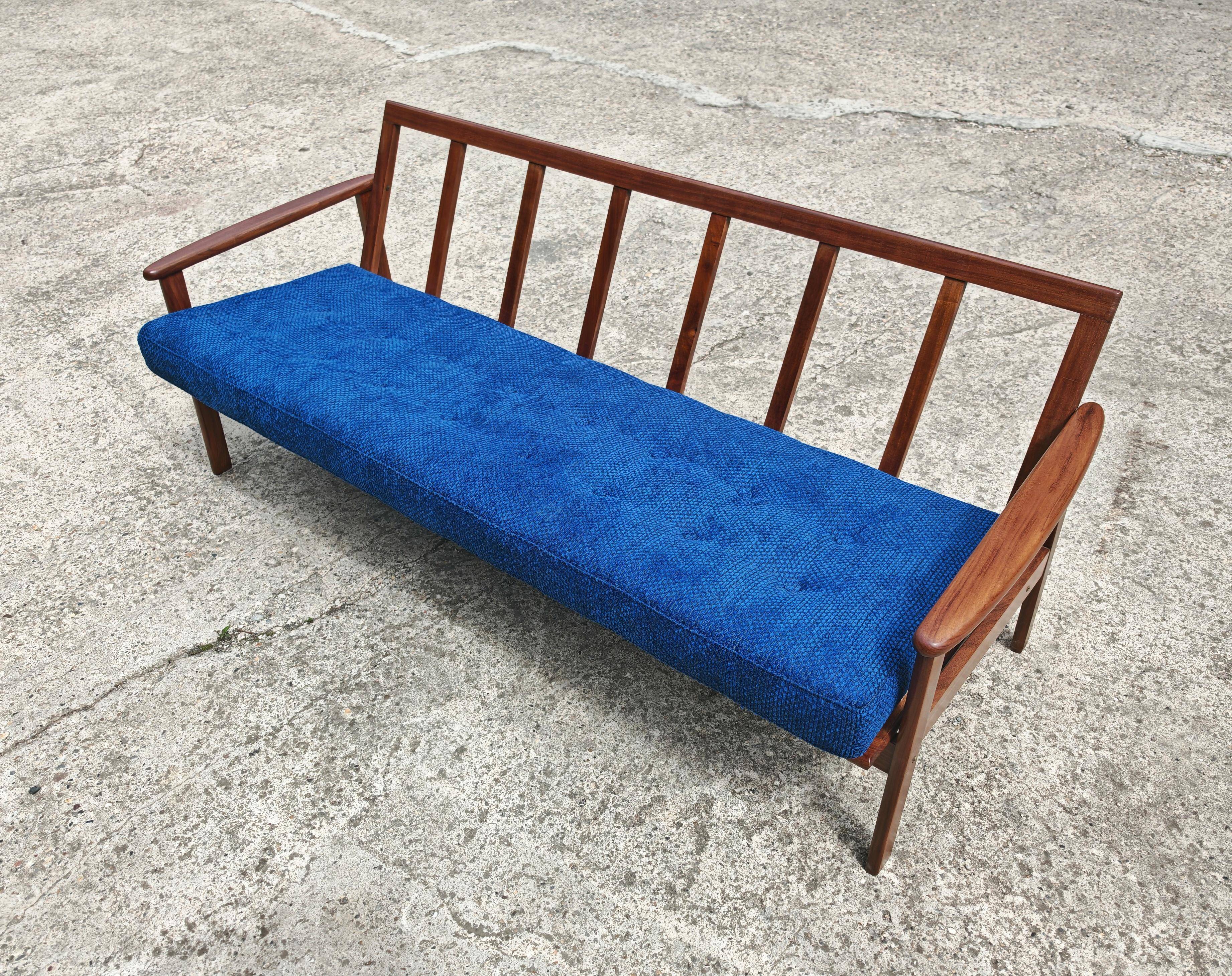 Mid Century 3-seater canapé in teak attributed to Arne Vodder.