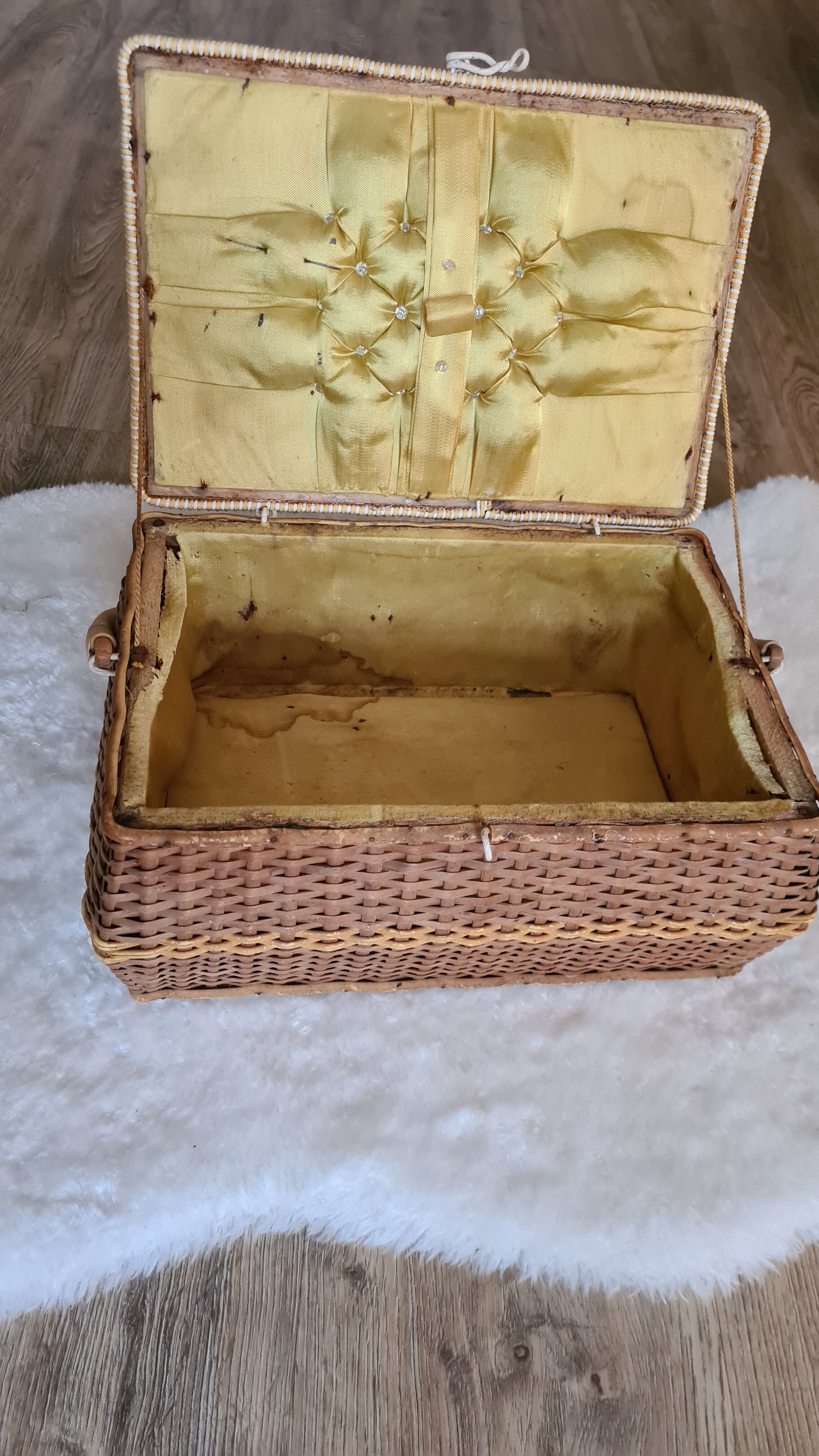 Old Wicker sewing box and scoubidou, vintage
