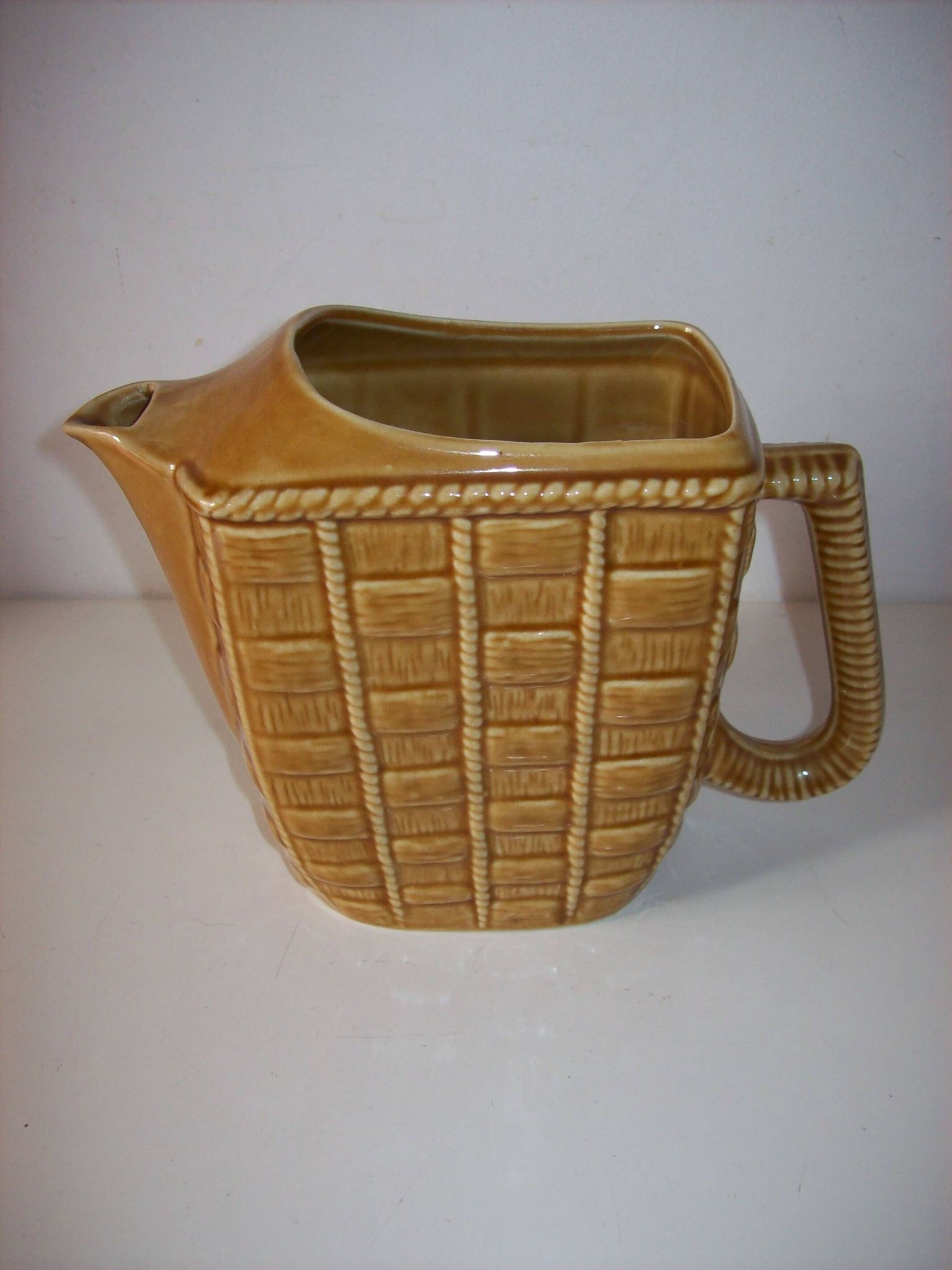 Pichet barbotine décor paille