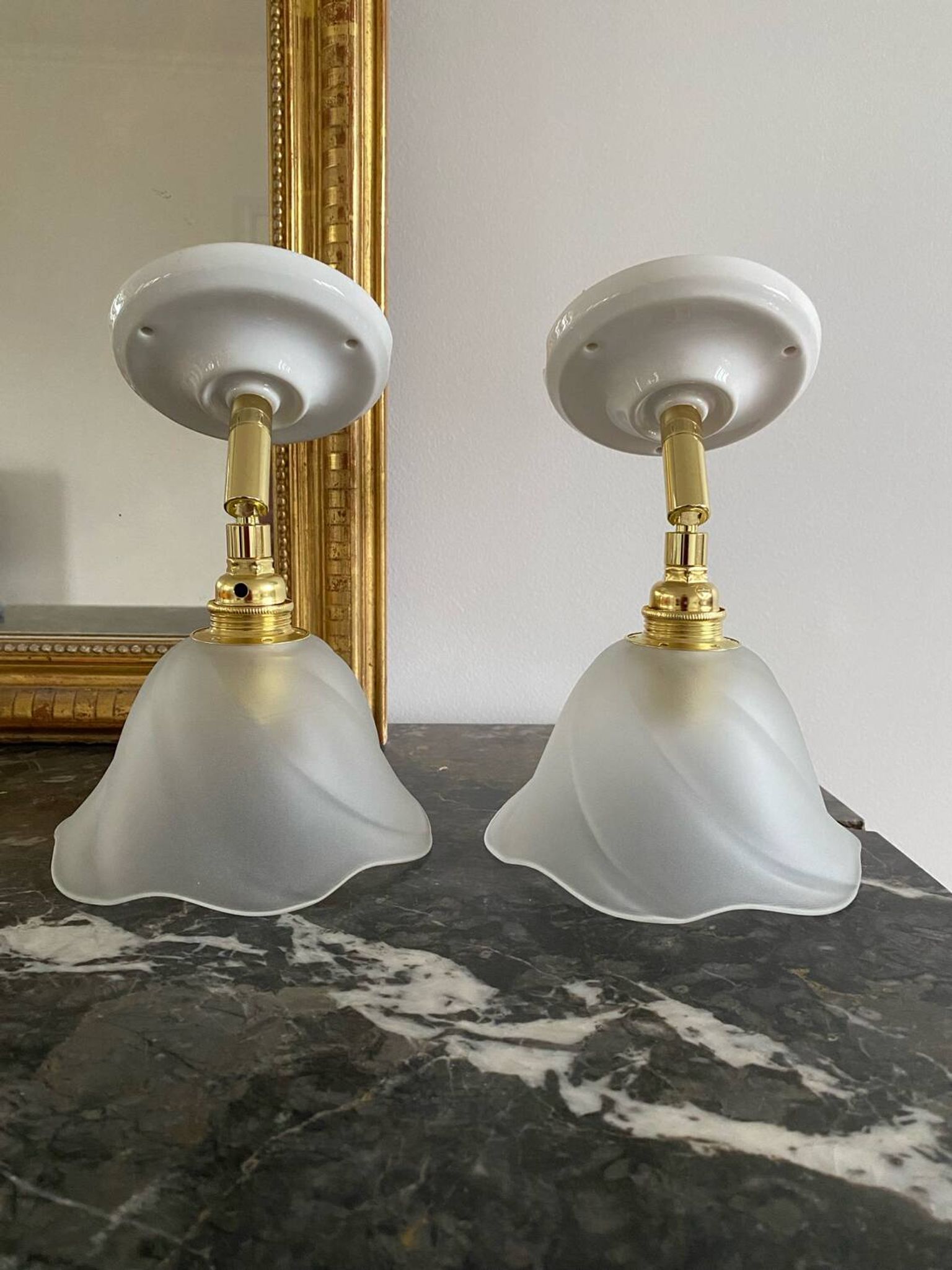 Paire d’appliques murales avec globes vintage
