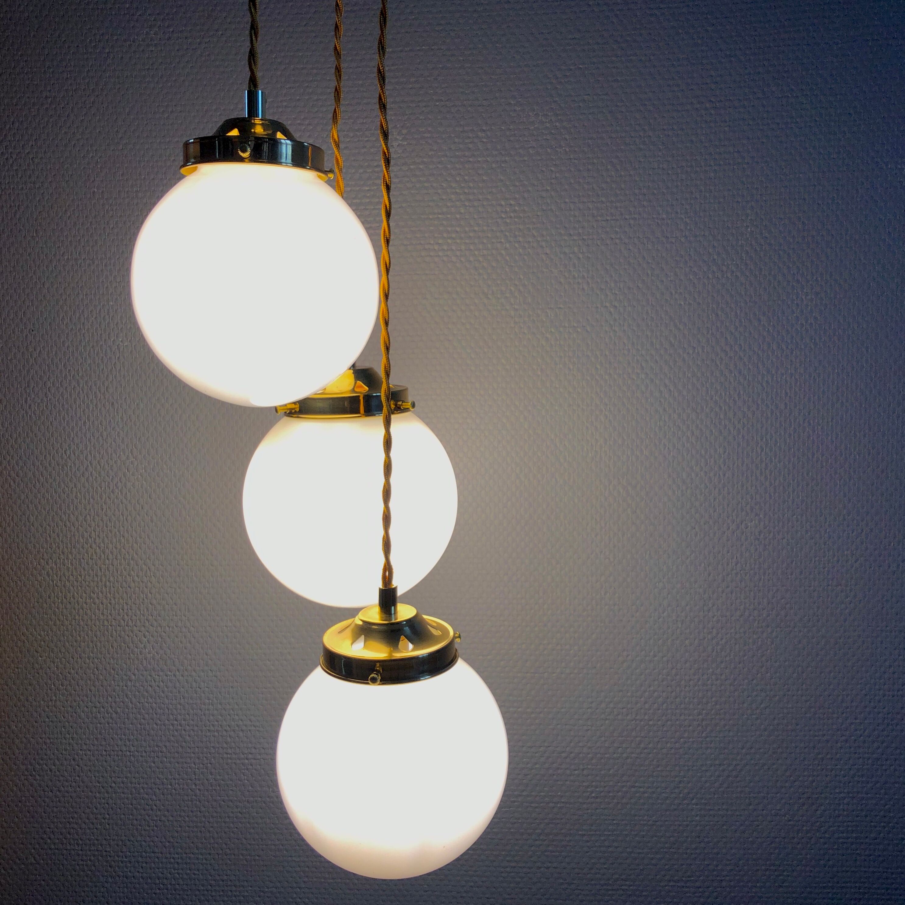 Three-light cascade suspension, vintage globes in white opaline