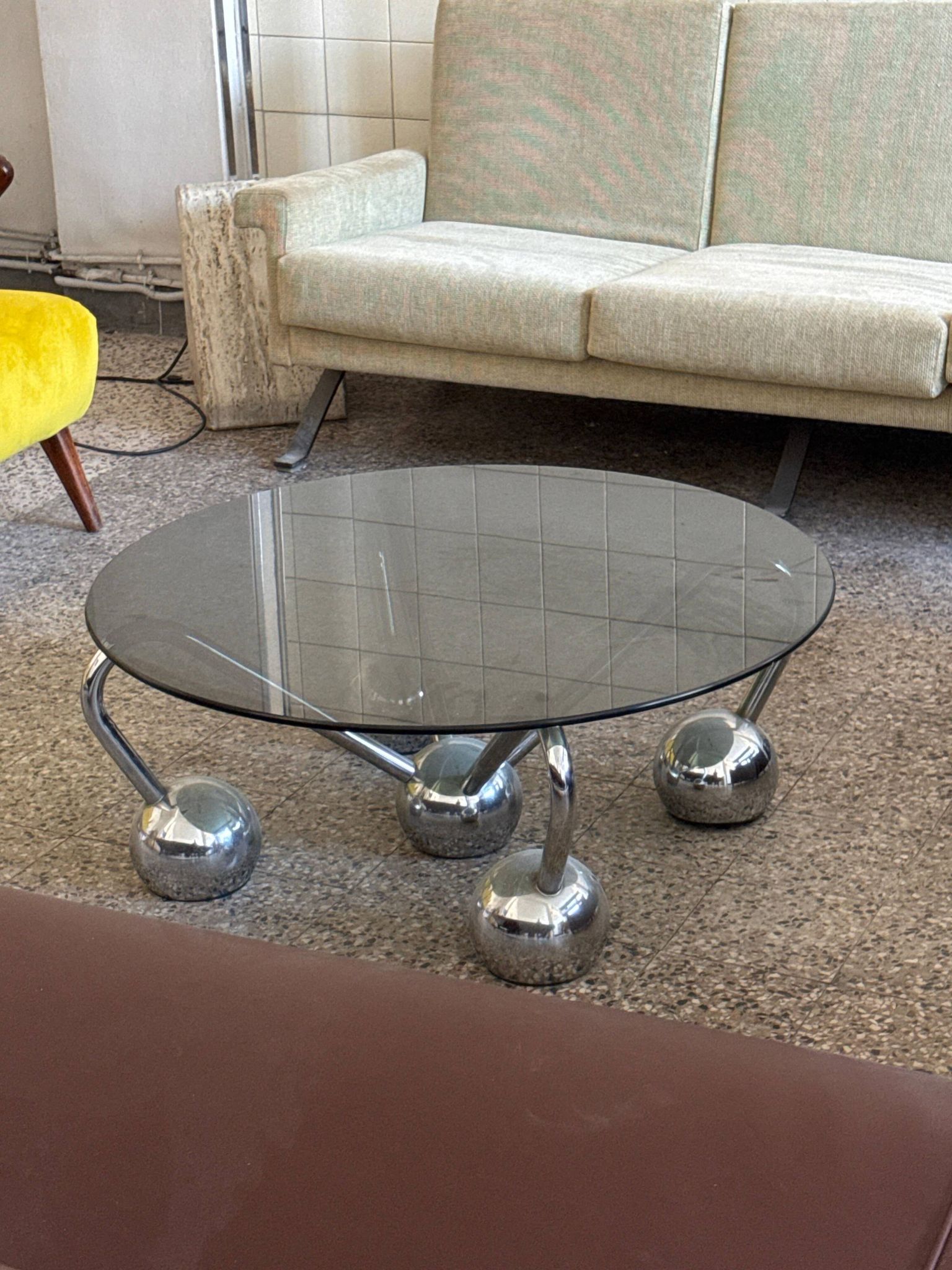 Table basse Sputnik en métal chromé et verre fumé