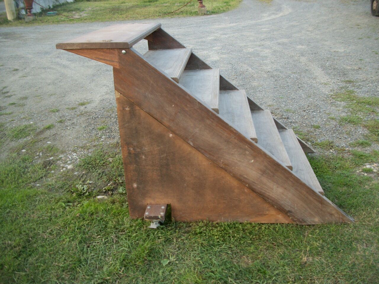 Staircase access scenic / shelf on roullettes