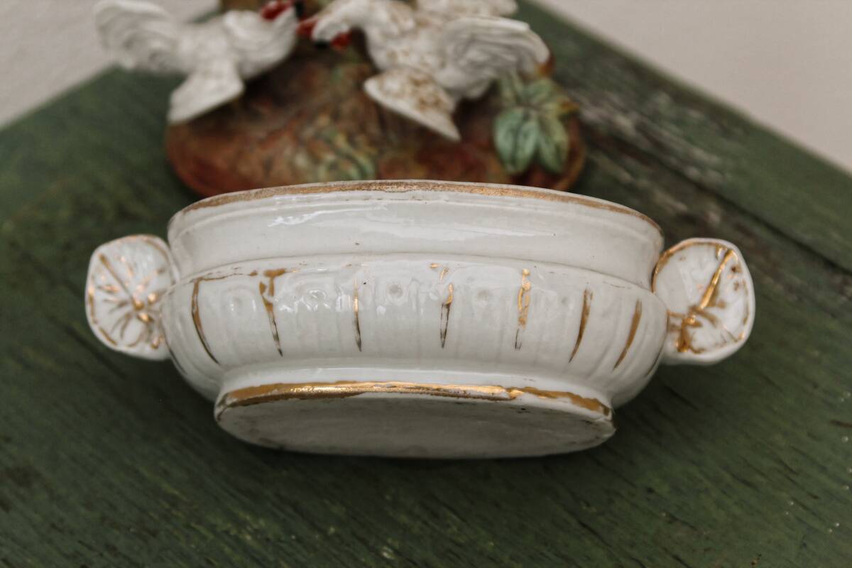Bonbonnière en porcelaine, combat de coqs