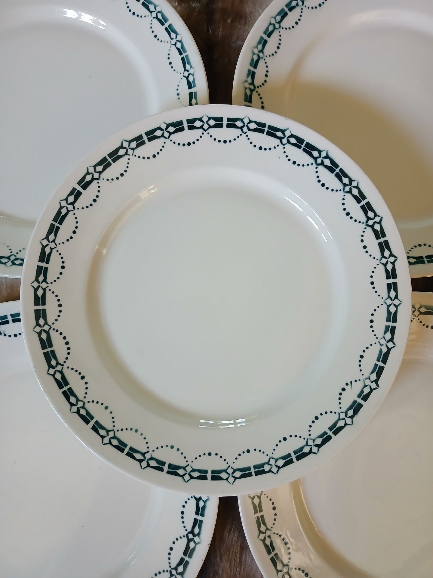 6 assiettes plates anciennes en Terre de fer