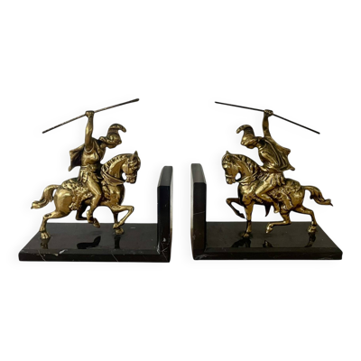 Paire de serre-livres soldats romains néo-classiques en marbre et laiton