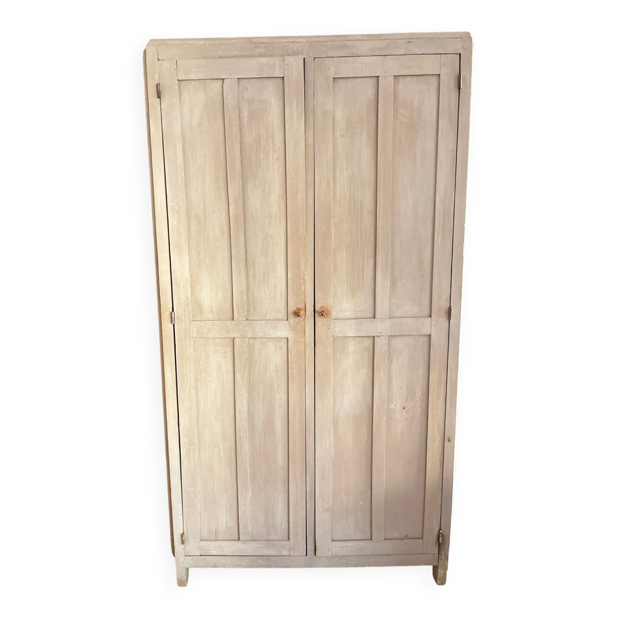 Armoire parisienne dans sa jolie patine