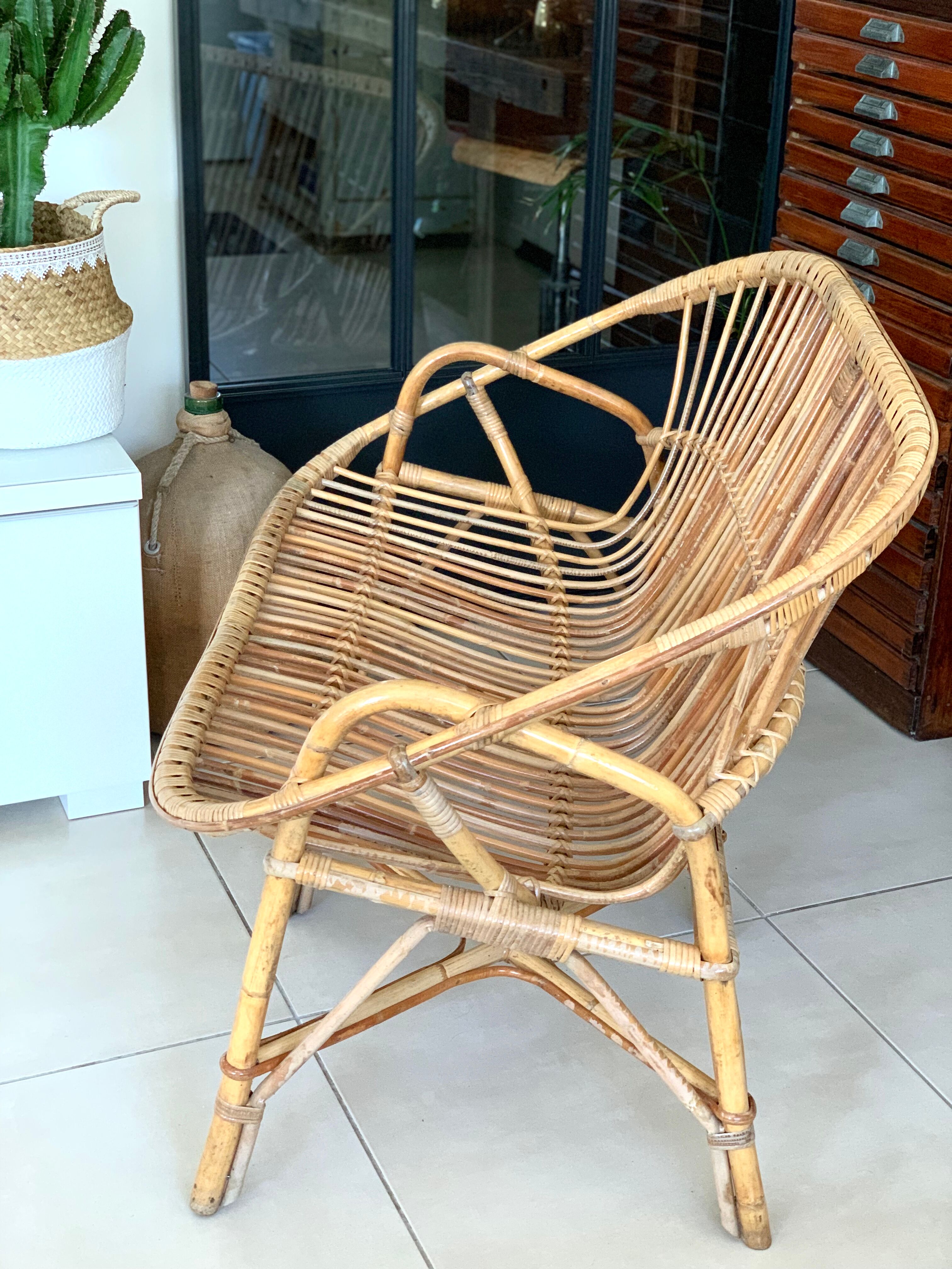 Old vintage sofa / rattan bench