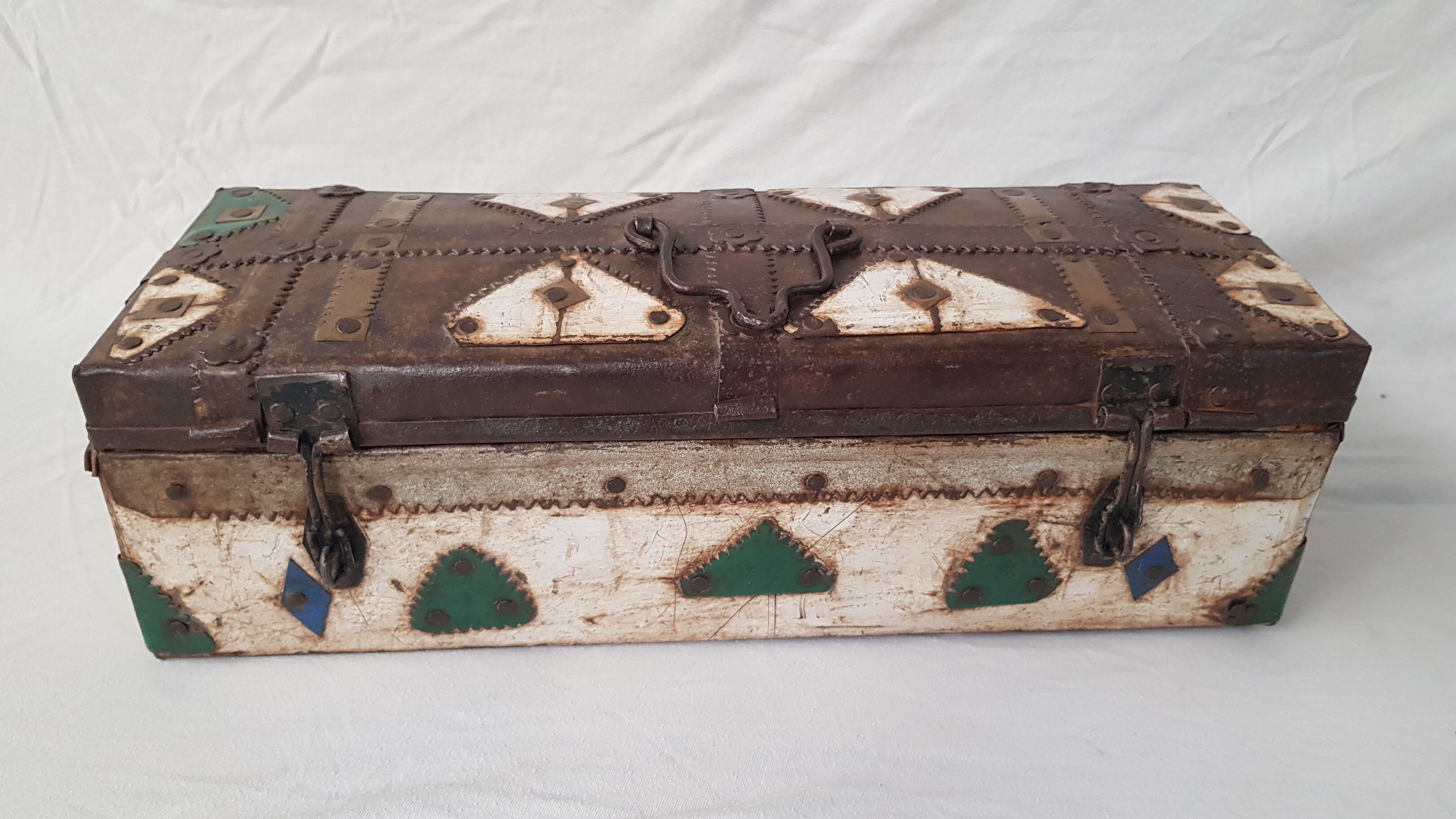 Ancienne boite tribale en métal martelé