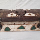 Ancienne boite tribale en métal martelé