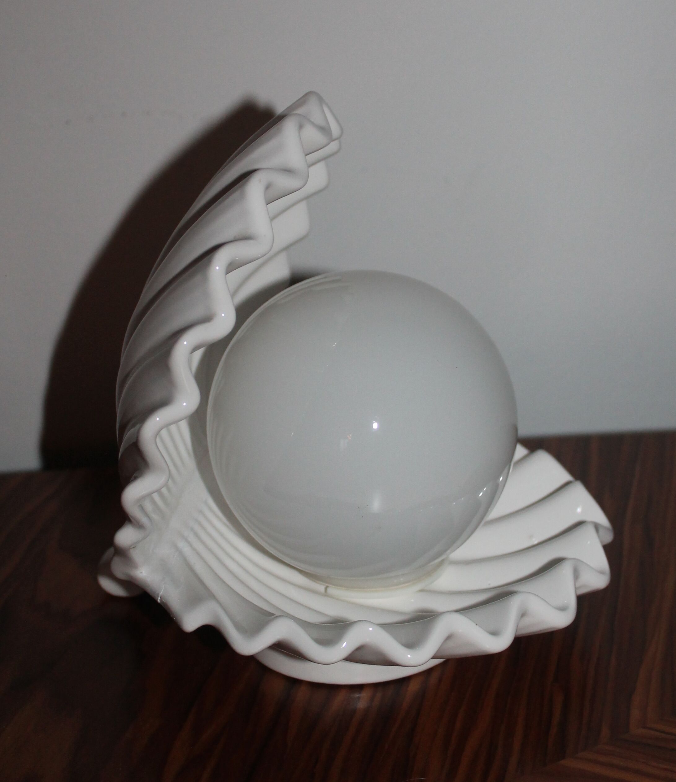 Vintage ceramic shell lamp